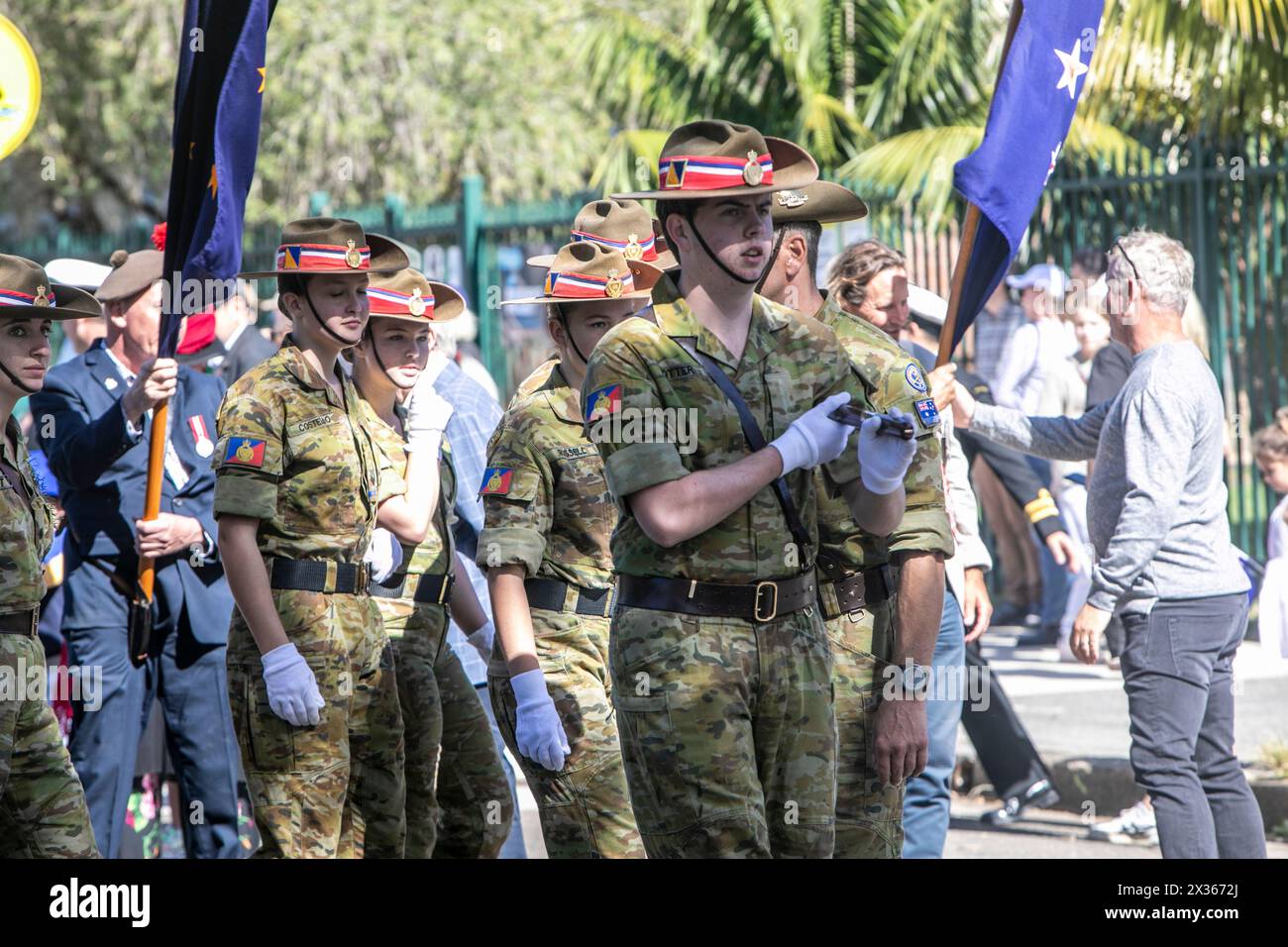 Sydney, Australie, jeudi 25 avril 2024. Dans la petite banlieue de Sydney d'Avalon Beach, des milliers de personnes se sont rendues pour assister à la marche ANZAC Day et au service qui a suivi dans Dunbar Park. ANZAC Day en Australie est une journée nationale de commémoration qui célèbre les Australiens, les Néo-Zélandais et leurs alliés qui ont donné leur vie au combat. De peur que nous oubliions. Nous nous en souviendrons. Créditez Martin Berry@Alamy Live news Banque D'Images