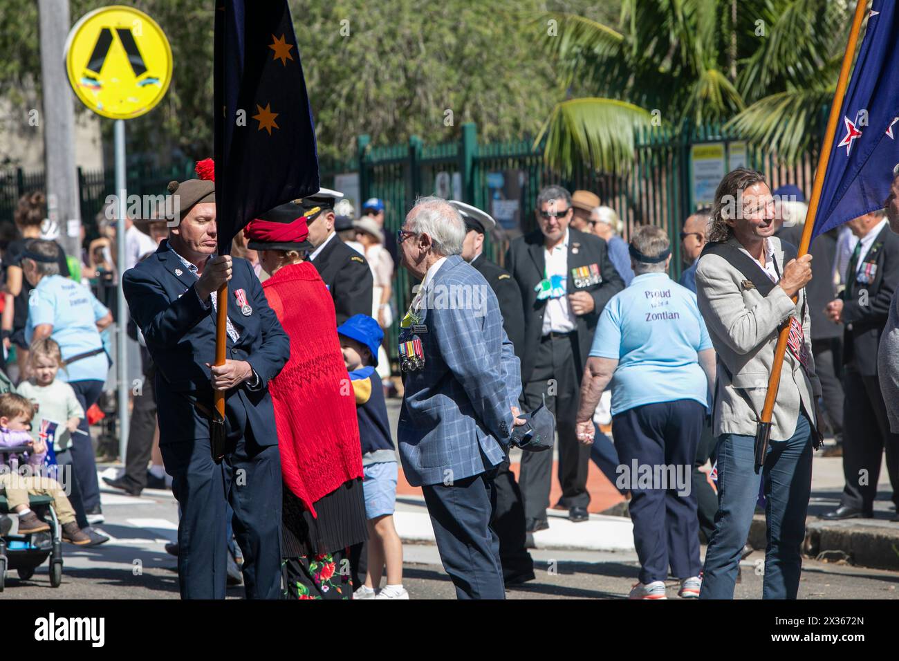 Sydney, Australie, jeudi 25 avril 2024. Dans la petite banlieue de Sydney d'Avalon Beach, des milliers de personnes se sont rendues pour assister à la marche ANZAC Day et au service qui a suivi dans Dunbar Park. ANZAC Day en Australie est une journée nationale de commémoration qui célèbre les Australiens, les Néo-Zélandais et leurs alliés qui ont donné leur vie au combat. De peur que nous oubliions. Nous nous en souviendrons. Créditez Martin Berry@Alamy Live news Banque D'Images