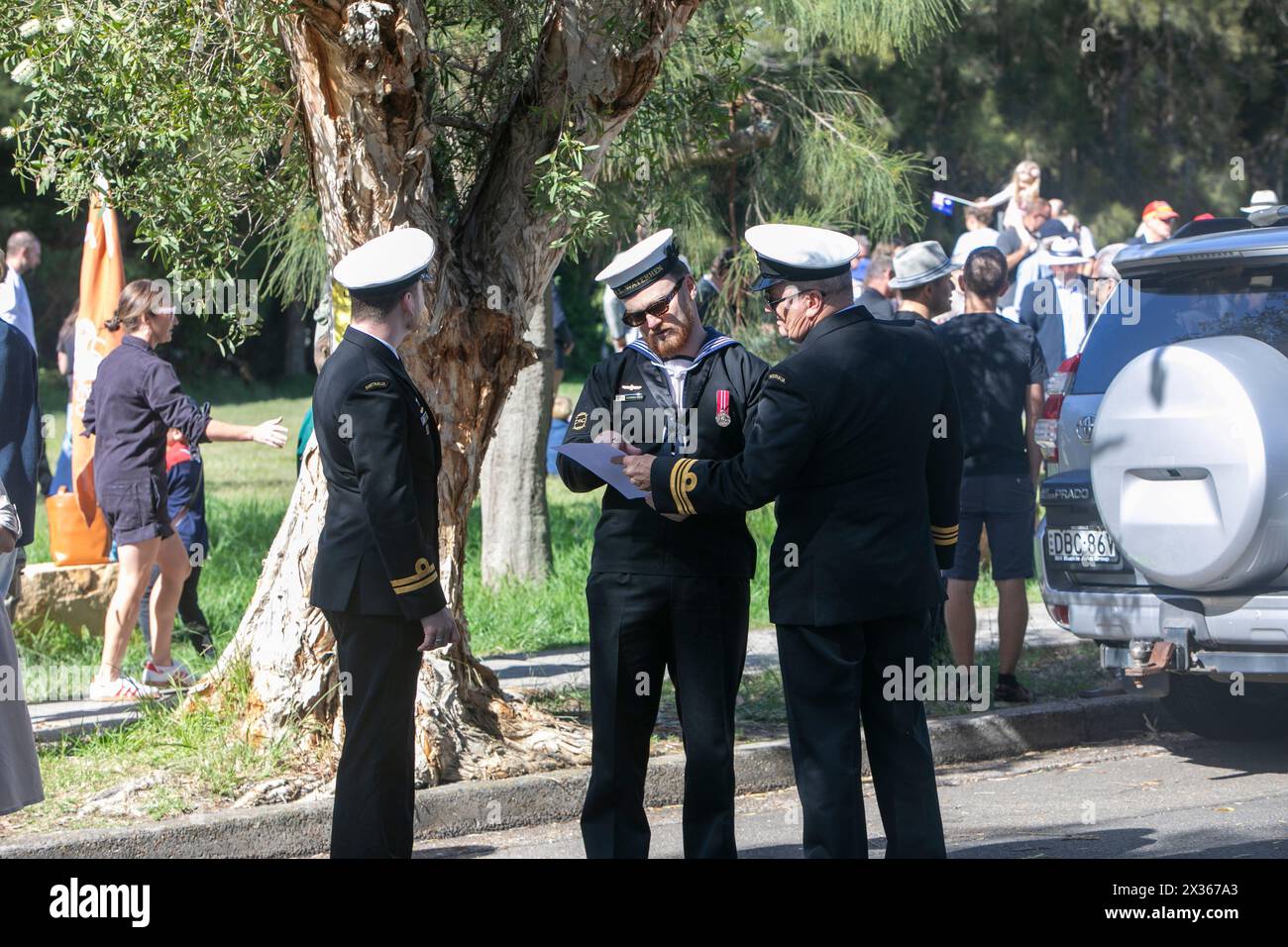Sydney, Australie, jeudi 25 avril 2024. Dans la petite banlieue de Sydney d'Avalon Beach, des milliers de personnes se sont rendues pour assister à la marche ANZAC Day et au service qui a suivi dans Dunbar Park. ANZAC Day en Australie est une journée nationale de commémoration qui célèbre les Australiens, les Néo-Zélandais et leurs alliés qui ont donné leur vie au combat. De peur que nous oubliions. Nous nous en souviendrons. Créditez Martin Berry@Alamy Live news Banque D'Images