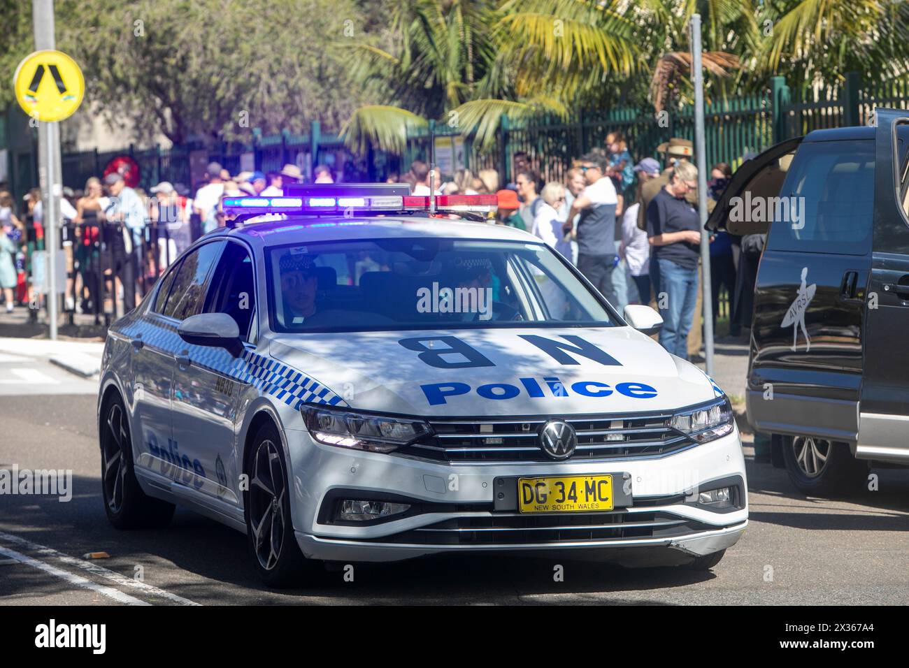Sydney, Australie, jeudi 25 avril 2024. Dans la petite banlieue de Sydney d'Avalon Beach, des milliers de personnes se sont rendues pour assister à la marche ANZAC Day et au service qui a suivi dans Dunbar Park. ANZAC Day en Australie est une journée nationale de commémoration qui célèbre les Australiens, les Néo-Zélandais et leurs alliés qui ont donné leur vie au combat. De peur que nous oubliions. Nous nous en souviendrons. Créditez Martin Berry@Alamy Live news Banque D'Images