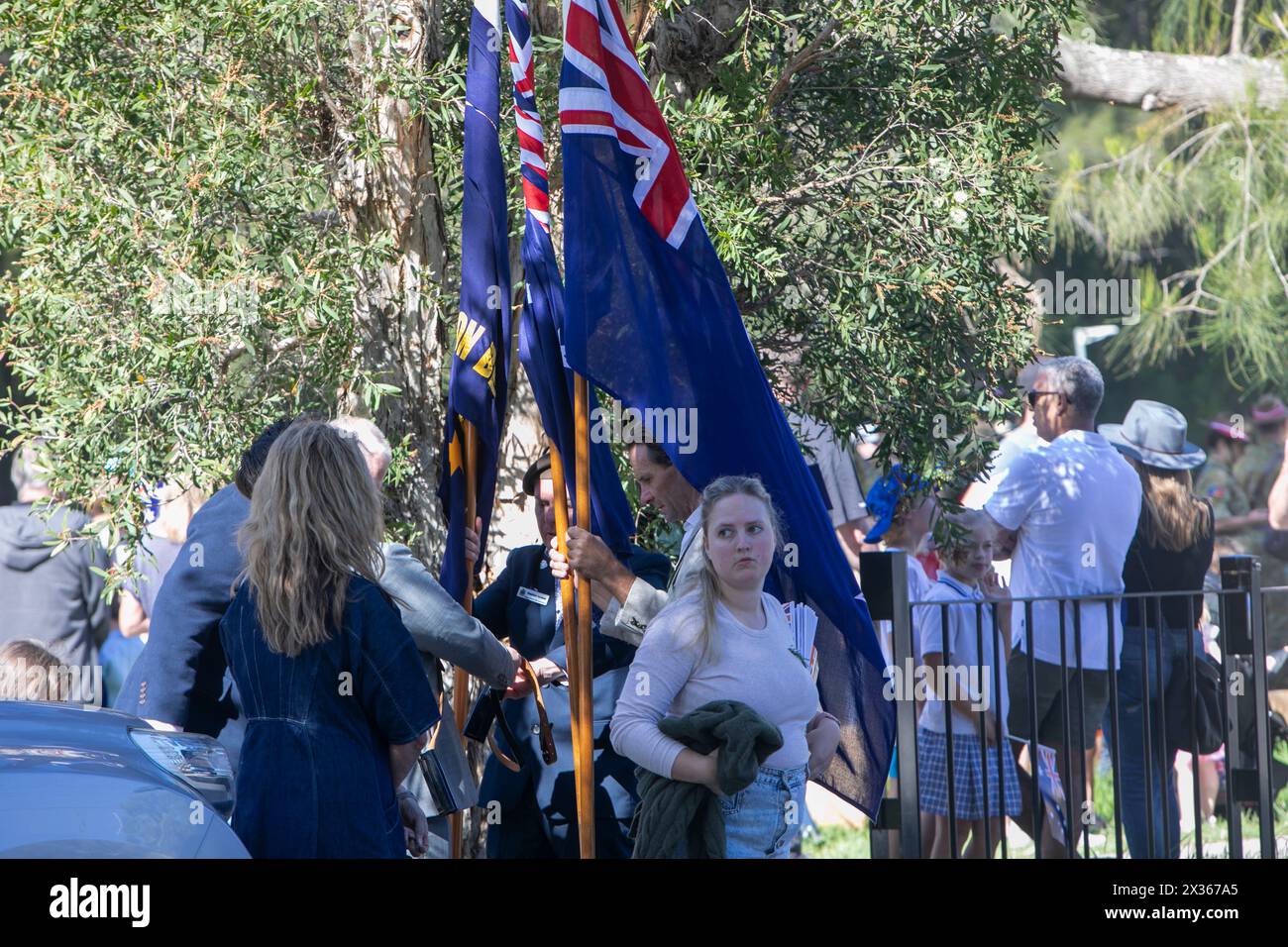Sydney, Australie, jeudi 25 avril 2024. Dans la petite banlieue de Sydney d'Avalon Beach, des milliers de personnes se sont rendues pour assister à la marche ANZAC Day et au service qui a suivi dans Dunbar Park. ANZAC Day en Australie est une journée nationale de commémoration qui célèbre les Australiens, les Néo-Zélandais et leurs alliés qui ont donné leur vie au combat. De peur que nous oubliions. Nous nous en souviendrons. Créditez Martin Berry@Alamy Live news Banque D'Images