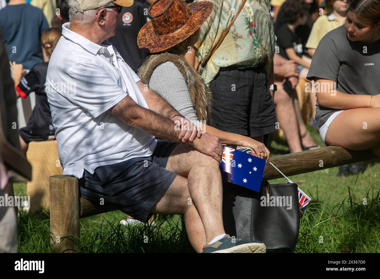 Sydney, Australie, jeudi 25 avril 2024. Dans la petite banlieue de Sydney d'Avalon Beach, des milliers de personnes se sont rendues pour assister à la marche ANZAC Day et au service qui a suivi dans Dunbar Park. ANZAC Day en Australie est une journée nationale de commémoration qui célèbre les Australiens, les Néo-Zélandais et leurs alliés qui ont donné leur vie au combat. De peur que nous oubliions. Nous nous en souviendrons. Créditez Martin Berry@Alamy Live news Banque D'Images