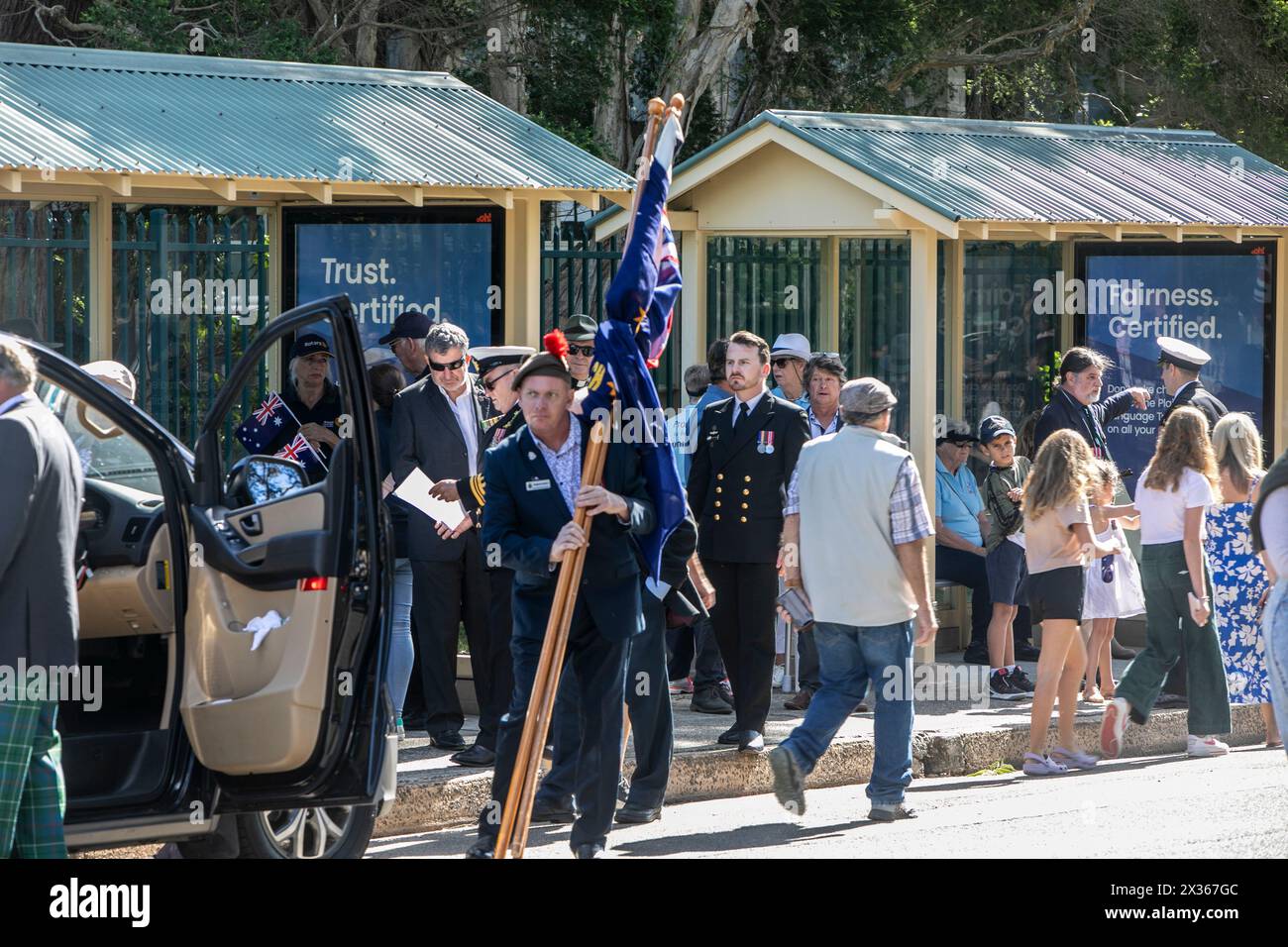 Sydney, Australie, jeudi 25 avril 2024. Dans la petite banlieue de Sydney d'Avalon Beach, des milliers de personnes se sont rendues pour assister à la marche ANZAC Day et au service qui a suivi dans Dunbar Park. ANZAC Day en Australie est une journée nationale de commémoration qui célèbre les Australiens, les Néo-Zélandais et leurs alliés qui ont donné leur vie au combat. De peur que nous oubliions. Nous nous en souviendrons. Créditez Martin Berry@Alamy Live news Banque D'Images