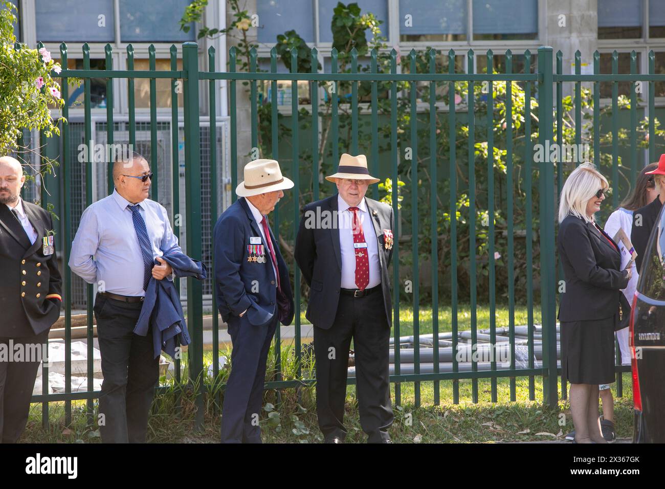 Sydney, Australie, jeudi 25 avril 2024. Dans la petite banlieue de Sydney d'Avalon Beach, des milliers de personnes se sont rendues pour assister à la marche ANZAC Day et au service qui a suivi dans Dunbar Park. ANZAC Day en Australie est une journée nationale de commémoration qui célèbre les Australiens, les Néo-Zélandais et leurs alliés qui ont donné leur vie au combat. De peur que nous oubliions. Nous nous en souviendrons. Créditez Martin Berry@Alamy Live news Banque D'Images