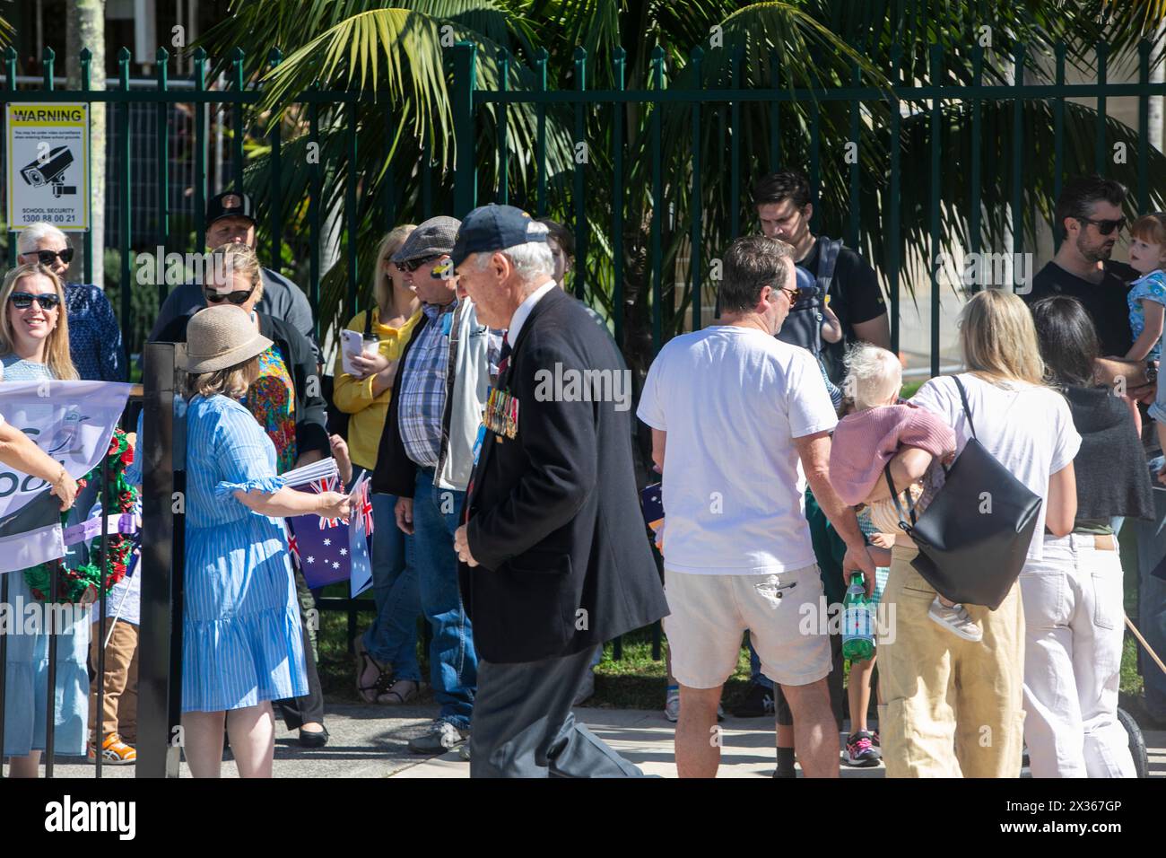 Sydney, Australie, jeudi 25 avril 2024. Dans la petite banlieue de Sydney d'Avalon Beach, des milliers de personnes se sont rendues pour assister à la marche ANZAC Day et au service qui a suivi dans Dunbar Park. ANZAC Day en Australie est une journée nationale de commémoration qui célèbre les Australiens, les Néo-Zélandais et leurs alliés qui ont donné leur vie au combat. De peur que nous oubliions. Nous nous en souviendrons. Créditez Martin Berry@Alamy Live news Banque D'Images