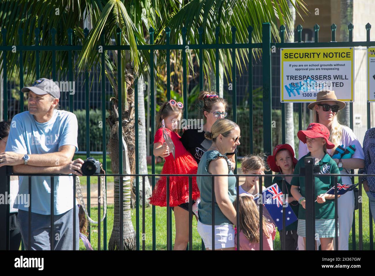Sydney, Australie, jeudi 25 avril 2024. Dans la petite banlieue de Sydney d'Avalon Beach, des milliers de personnes se sont rendues pour assister à la marche ANZAC Day et au service qui a suivi dans Dunbar Park. ANZAC Day en Australie est une journée nationale de commémoration qui célèbre les Australiens, les Néo-Zélandais et leurs alliés qui ont donné leur vie au combat. De peur que nous oubliions. Nous nous en souviendrons. Créditez Martin Berry@Alamy Live news Banque D'Images