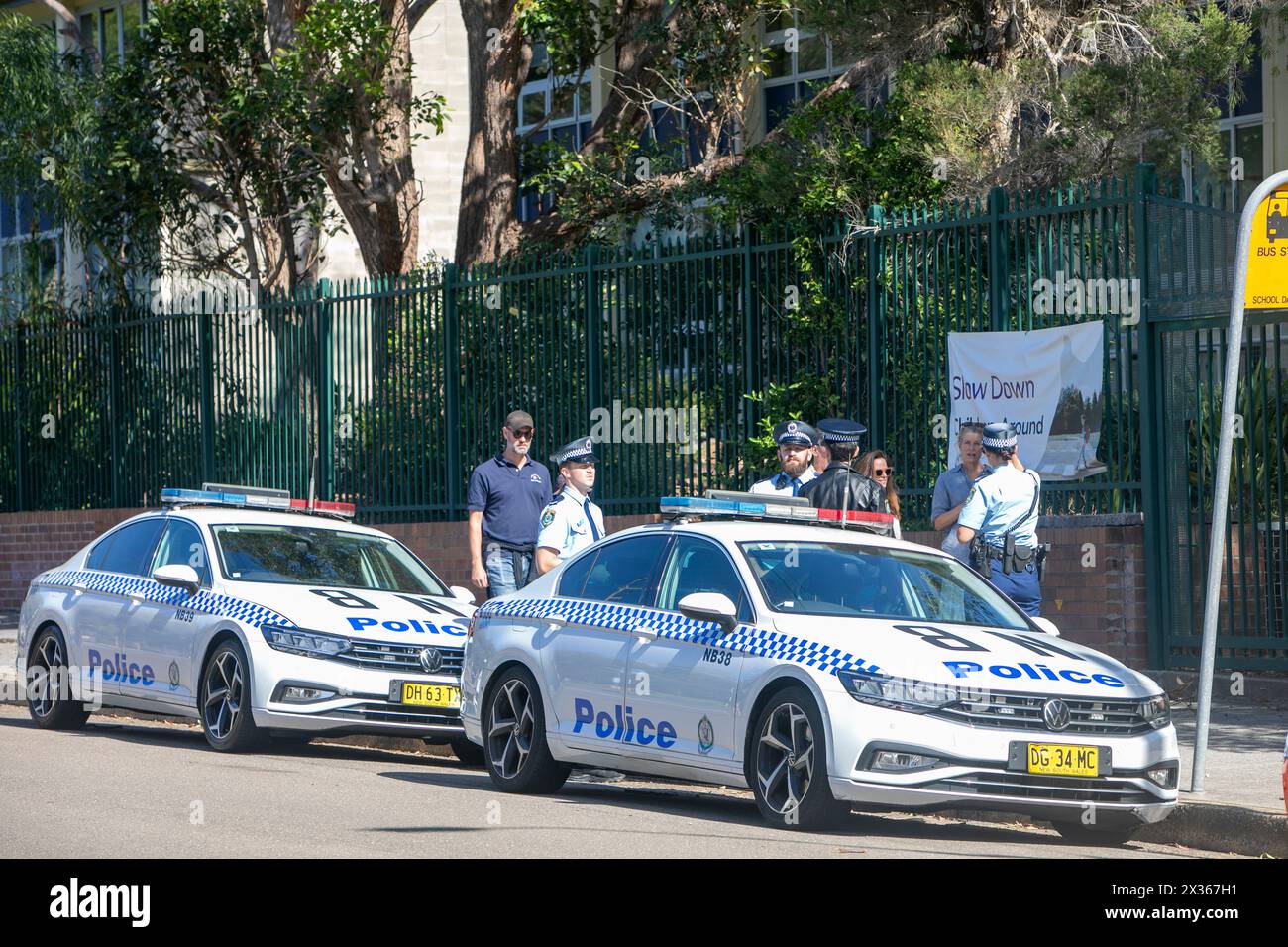 Sydney, Australie, jeudi 25 avril 2024. Dans la petite banlieue de Sydney d'Avalon Beach, des milliers de personnes se sont rendues pour assister à la marche ANZAC Day et au service qui a suivi dans Dunbar Park. ANZAC Day en Australie est une journée nationale de commémoration qui célèbre les Australiens, les Néo-Zélandais et leurs alliés qui ont donné leur vie au combat. De peur que nous oubliions. Nous nous en souviendrons. Créditez Martin Berry@Alamy Live news Banque D'Images