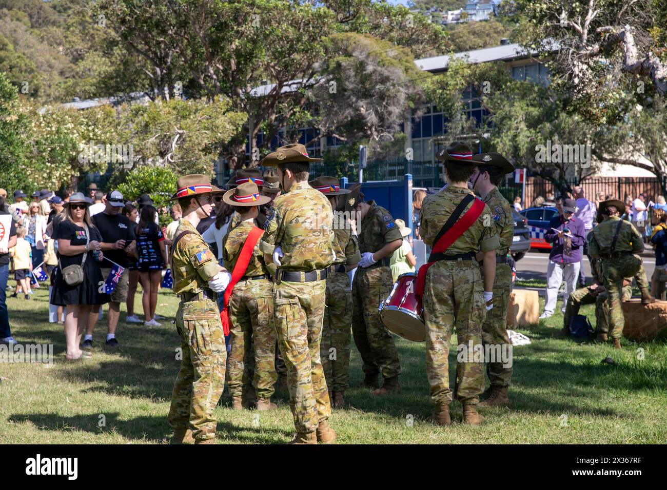 Sydney, Australie, jeudi 25 avril 2024. Dans la petite banlieue de Sydney d'Avalon Beach, des milliers de personnes se sont rendues pour assister à la marche ANZAC Day et au service qui a suivi dans Dunbar Park. ANZAC Day en Australie est une journée nationale de commémoration qui célèbre les Australiens, les Néo-Zélandais et leurs alliés qui ont donné leur vie au combat. De peur que nous oubliions. Nous nous en souviendrons. Créditez Martin Berry@Alamy Live news Banque D'Images