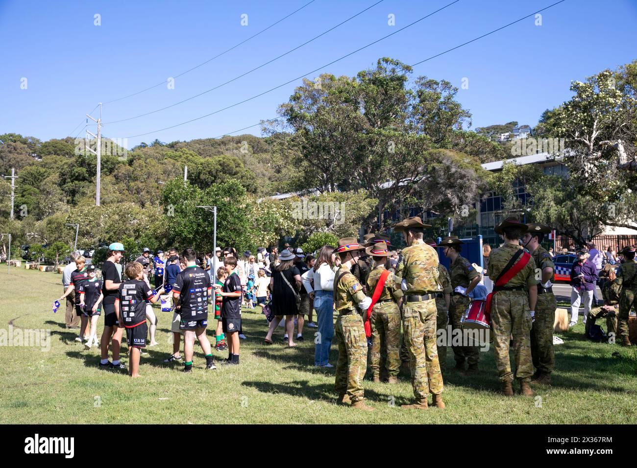 Sydney, Australie, jeudi 25 avril 2024. Dans la petite banlieue de Sydney d'Avalon Beach, des milliers de personnes se sont rendues pour assister à la marche ANZAC Day et au service qui a suivi dans Dunbar Park. ANZAC Day en Australie est une journée nationale de commémoration qui célèbre les Australiens, les Néo-Zélandais et leurs alliés qui ont donné leur vie au combat. De peur que nous oubliions. Nous nous en souviendrons. Créditez Martin Berry@Alamy Live news Banque D'Images