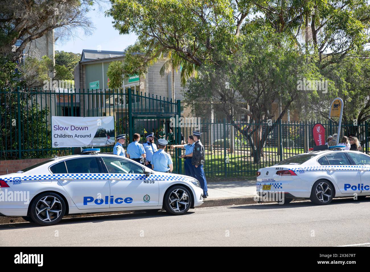 Sydney, Australie, jeudi 25 avril 2024. Dans la petite banlieue de Sydney d'Avalon Beach, des milliers de personnes se sont rendues pour assister à la marche ANZAC Day et au service qui a suivi dans Dunbar Park. ANZAC Day en Australie est une journée nationale de commémoration qui célèbre les Australiens, les Néo-Zélandais et leurs alliés qui ont donné leur vie au combat. De peur que nous oubliions. Nous nous en souviendrons. Créditez Martin Berry@Alamy Live news Banque D'Images
