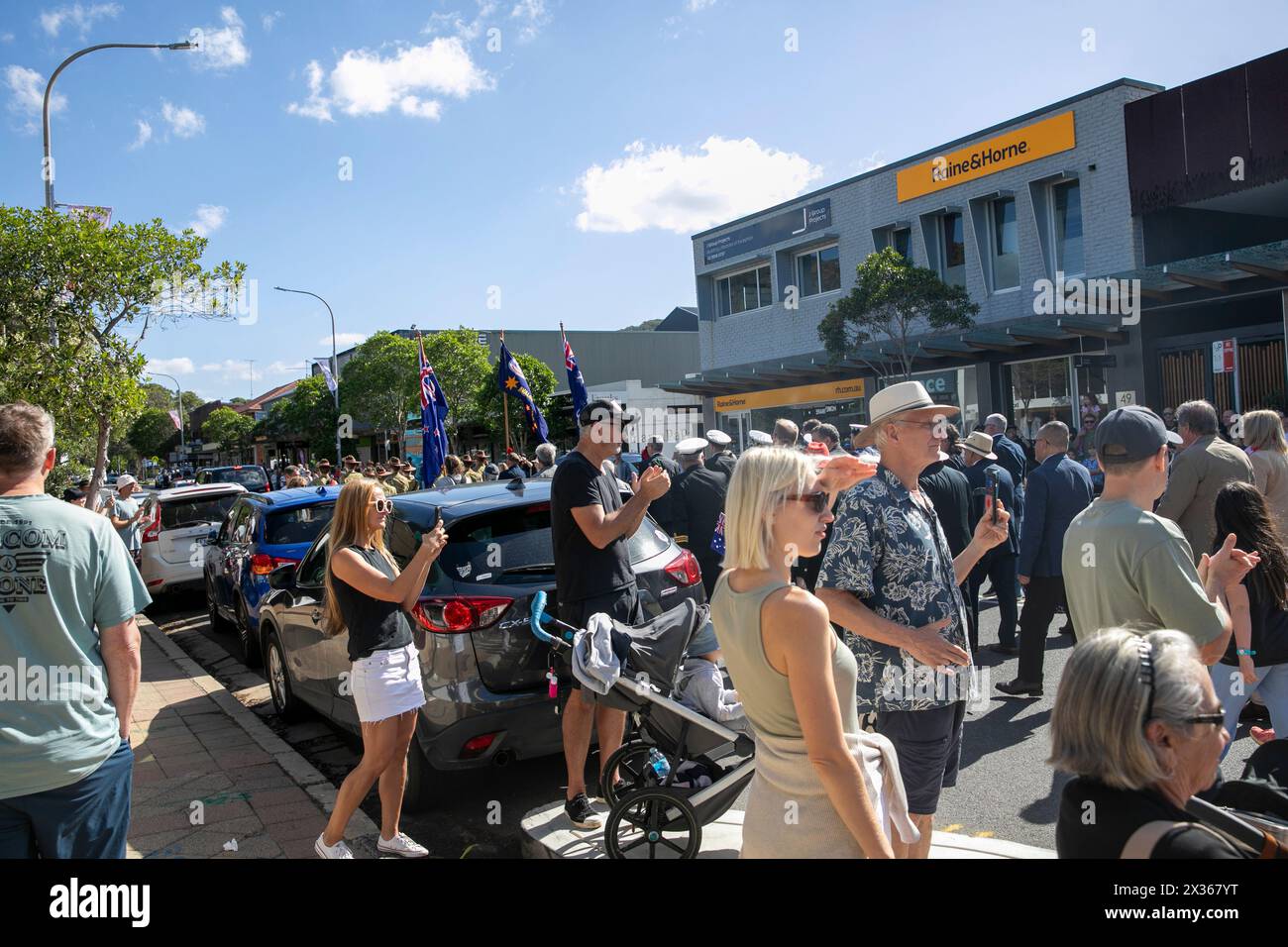 Sydney, Australie, jeudi 25 avril 2024. Dans la petite banlieue de Sydney d'Avalon Beach, des milliers de personnes se sont rendues pour assister à la marche ANZAC Day et au service qui a suivi à Dunbar Park, organisé par la filiale d'Avalon Beach RSL. ANZAC Day en Australie est une journée nationale de commémoration qui célèbre les Australiens, les Néo-Zélandais et leurs alliés qui ont donné leur vie au combat. De peur que nous oubliions. Nous nous en souviendrons. Créditez Martin Berry@Alamy Live news Banque D'Images