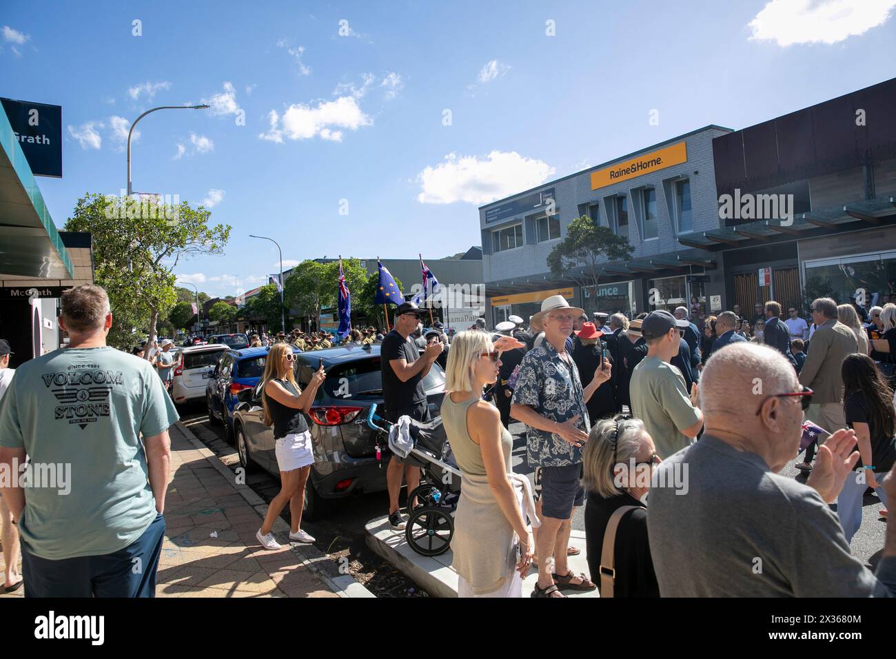 Sydney, Australie, jeudi 25 avril 2024. Dans la petite banlieue de Sydney d'Avalon Beach, des milliers de personnes se sont rendues pour assister à la marche ANZAC Day et au service qui a suivi à Dunbar Park, organisé par la filiale d'Avalon Beach RSL. ANZAC Day en Australie est une journée nationale de commémoration qui célèbre les Australiens, les Néo-Zélandais et leurs alliés qui ont donné leur vie au combat. De peur que nous oubliions. Nous nous en souviendrons. Créditez Martin Berry@Alamy Live news Banque D'Images