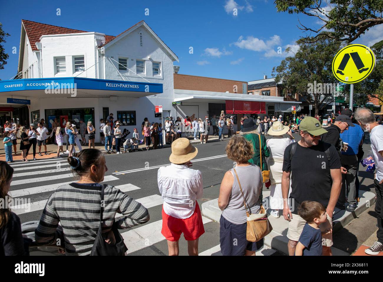 Sydney, Australie, jeudi 25 avril 2024. Dans la petite banlieue de Sydney d'Avalon Beach, des milliers de personnes se sont rendues pour assister à la marche ANZAC Day et au service qui a suivi à Dunbar Park, organisé par la filiale d'Avalon Beach RSL. ANZAC Day en Australie est une journée nationale de commémoration qui célèbre les Australiens, les Néo-Zélandais et leurs alliés qui ont donné leur vie au combat. De peur que nous oubliions. Nous nous en souviendrons. Créditez Martin Berry@Alamy Live news Banque D'Images