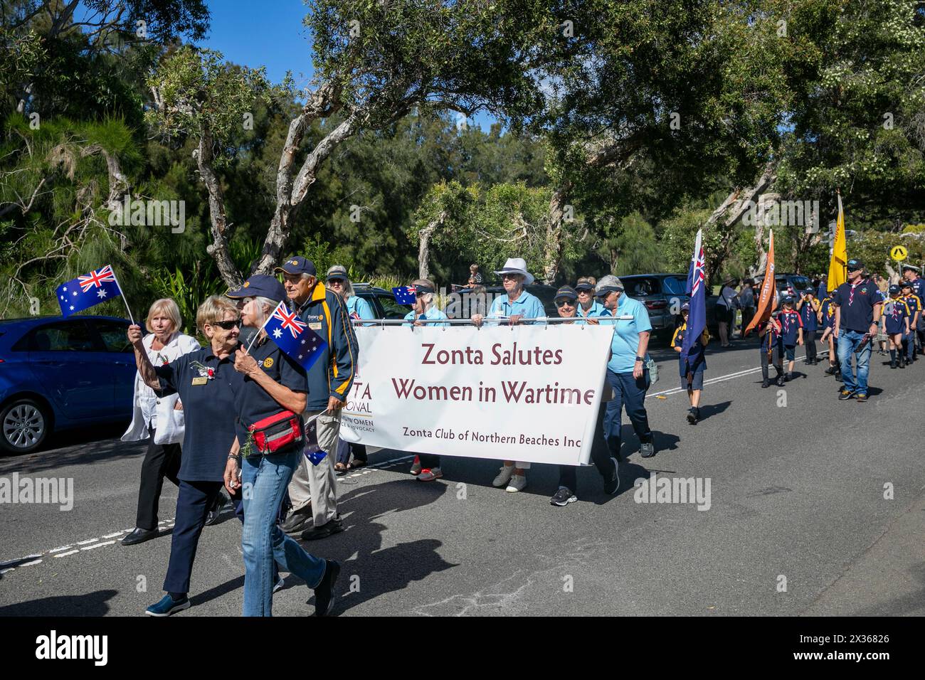 Sydney, Australie, jeudi 25 avril 2024. Dans la petite banlieue de Sydney d'Avalon Beach, des milliers de personnes se sont rendues pour assister à la marche ANZAC Day et au service qui a suivi à Dunbar Park, organisé par la filiale d'Avalon Beach RSL. ANZAC Day en Australie est une journée nationale de commémoration qui célèbre les Australiens, les Néo-Zélandais et leurs alliés qui ont donné leur vie au combat. De peur que nous oubliions. Nous nous en souviendrons. Femmes Zonta International photographiées avec une bannière nous rappelant le rôle des femmes en temps de guerre. Créditez Martin Berry@Alamy Live news Banque D'Images