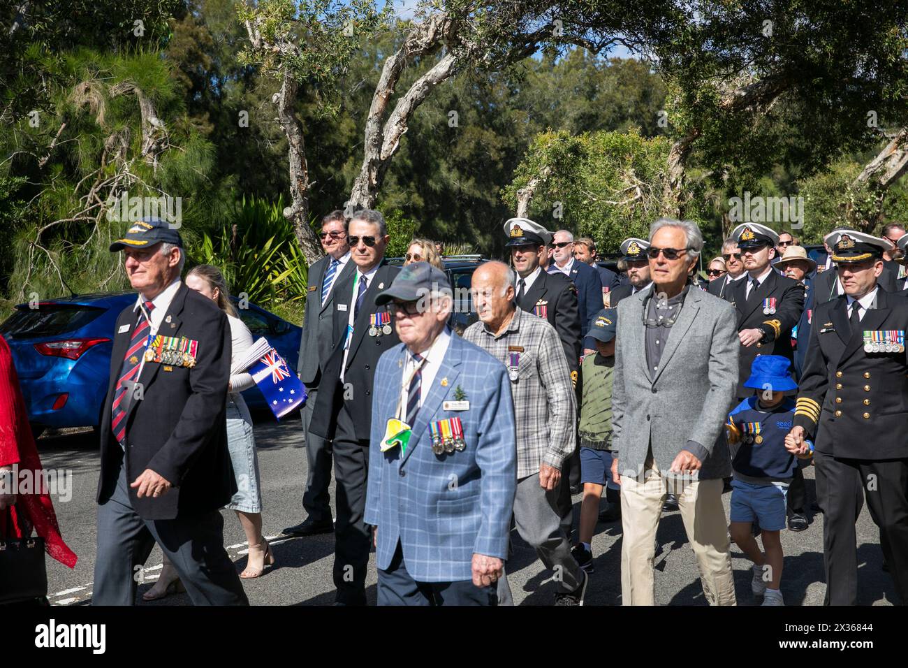 Sydney, Australie, jeudi 25 avril 2024. Dans la petite banlieue de Sydney d'Avalon Beach, des milliers de personnes se sont rendues pour assister à la marche ANZAC Day et au service qui a suivi à Dunbar Park, organisé par la filiale d'Avalon Beach RSL. ANZAC Day en Australie est une journée nationale de commémoration qui célèbre les Australiens, les Néo-Zélandais et leurs alliés qui ont donné leur vie au combat. De peur que nous oubliions. Nous nous en souviendrons. Créditez Martin Berry@Alamy Live news Banque D'Images