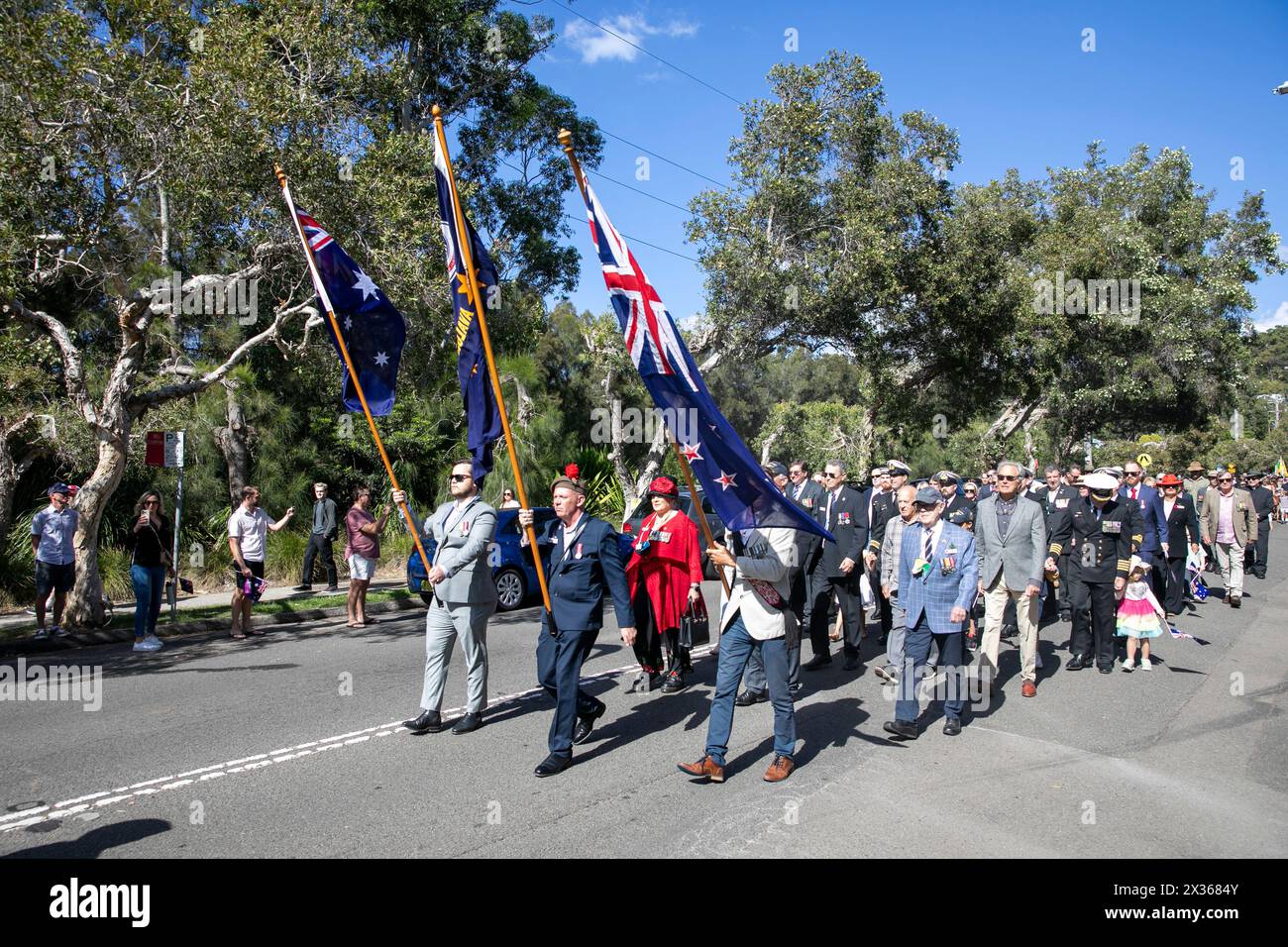 Sydney, Australie, jeudi 25 avril 2024. Dans la petite banlieue de Sydney d'Avalon Beach, des milliers de personnes se sont rendues pour assister à la marche ANZAC Day et au service qui a suivi à Dunbar Park, organisé par la filiale d'Avalon Beach RSL. ANZAC Day en Australie est une journée nationale de commémoration qui célèbre les Australiens, les Néo-Zélandais et leurs alliés qui ont donné leur vie au combat. De peur que nous oubliions. Nous nous en souviendrons. Créditez Martin Berry@Alamy Live news Banque D'Images