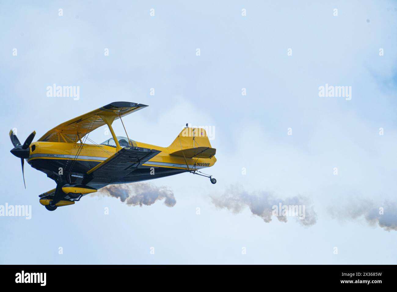 Sanford, Floride, États-Unis, 21 avril 2024, le pilote Michael Goulian pilote son Cirrus SR22 lors du Orlando Air Show 2024 à Orlando, Sanford Inte Banque D'Images