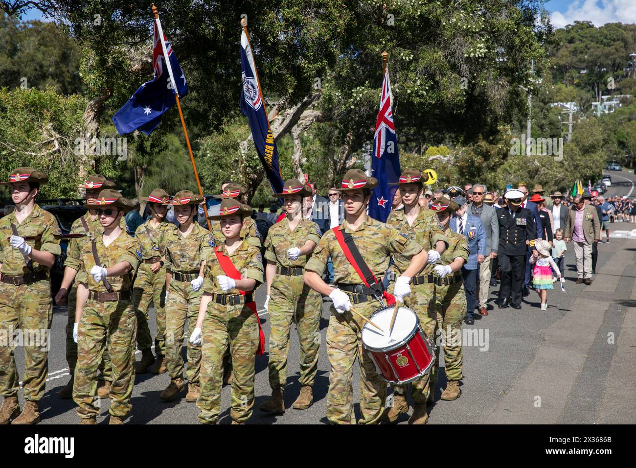 Sydney, Australie, jeudi 25 avril 2024. Dans la petite banlieue de Sydney d'Avalon Beach, des milliers de personnes se sont rendues pour assister à la marche ANZAC Day et au service qui a suivi à Dunbar Park, organisé par la filiale d'Avalon Beach RSL. ANZAC Day en Australie est une journée nationale de commémoration qui célèbre les Australiens, les Néo-Zélandais et leurs alliés qui ont donné leur vie au combat. De peur que nous oubliions. Nous nous en souviendrons. Créditez Martin Berry@Alamy Live news Banque D'Images
