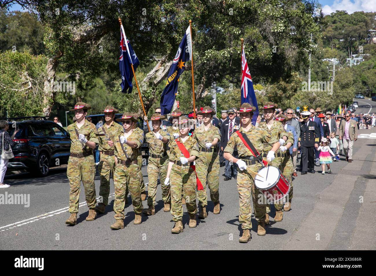 Sydney, Australie, jeudi 25 avril 2024. Dans la petite banlieue de Sydney d'Avalon Beach, des milliers de personnes se sont rendues pour assister à la marche ANZAC Day et au service qui a suivi à Dunbar Park, organisé par la filiale d'Avalon Beach RSL. ANZAC Day en Australie est une journée nationale de commémoration qui célèbre les Australiens, les Néo-Zélandais et leurs alliés qui ont donné leur vie au combat. De peur que nous oubliions. Nous nous en souviendrons. Créditez Martin Berry@Alamy Live news Banque D'Images
