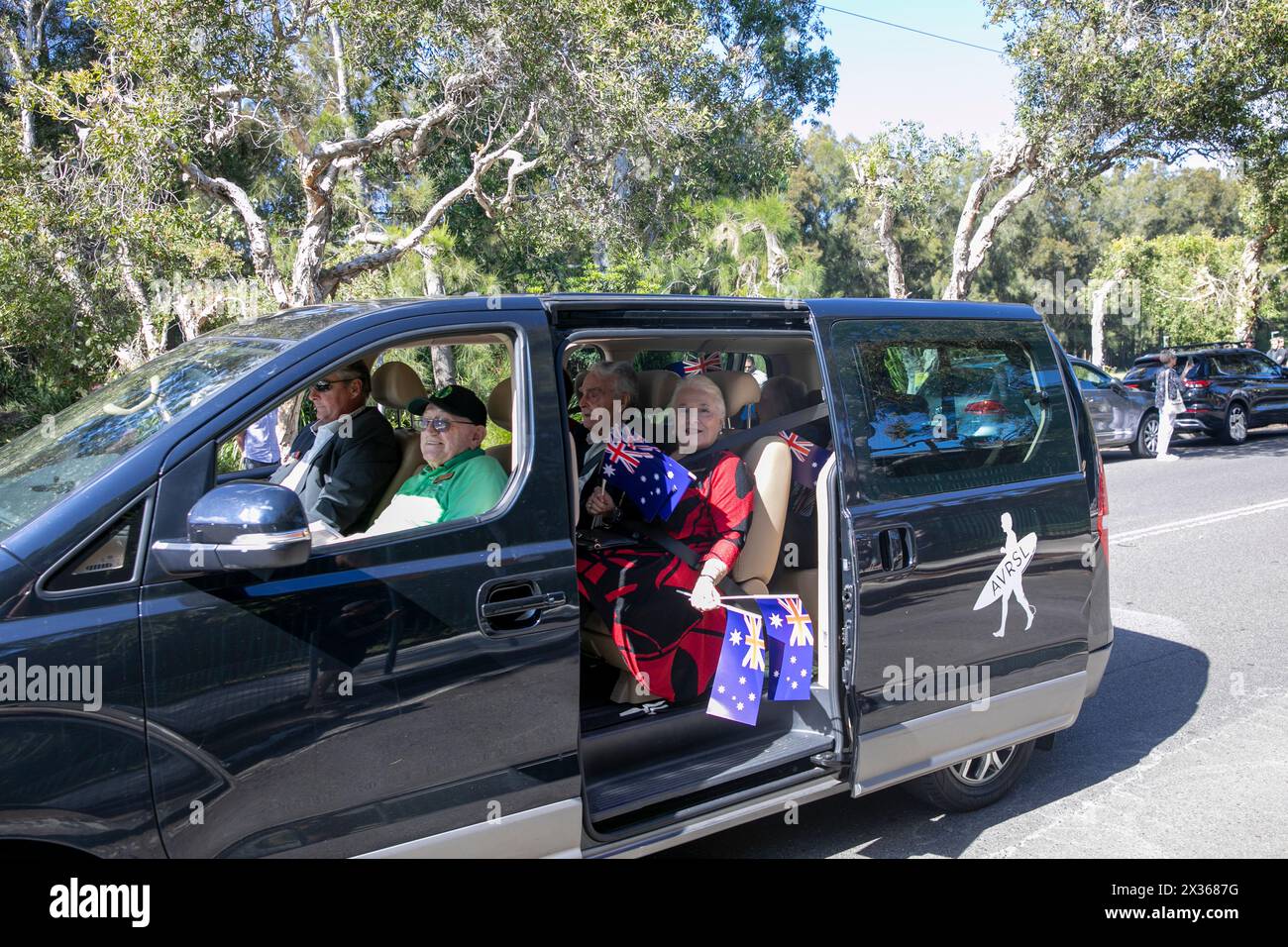 Sydney, Australie, jeudi 25 avril 2024. Dans la petite banlieue de Sydney d'Avalon Beach, des milliers de personnes se sont rendues pour assister à la marche ANZAC Day et au service qui a suivi à Dunbar Park, organisé par la filiale d'Avalon Beach RSL. ANZAC Day en Australie est une journée nationale de commémoration qui célèbre les Australiens, les Néo-Zélandais et leurs alliés qui ont donné leur vie au combat. De peur que nous oubliions. Nous nous en souviendrons. Créditez Martin Berry@Alamy Live news Banque D'Images