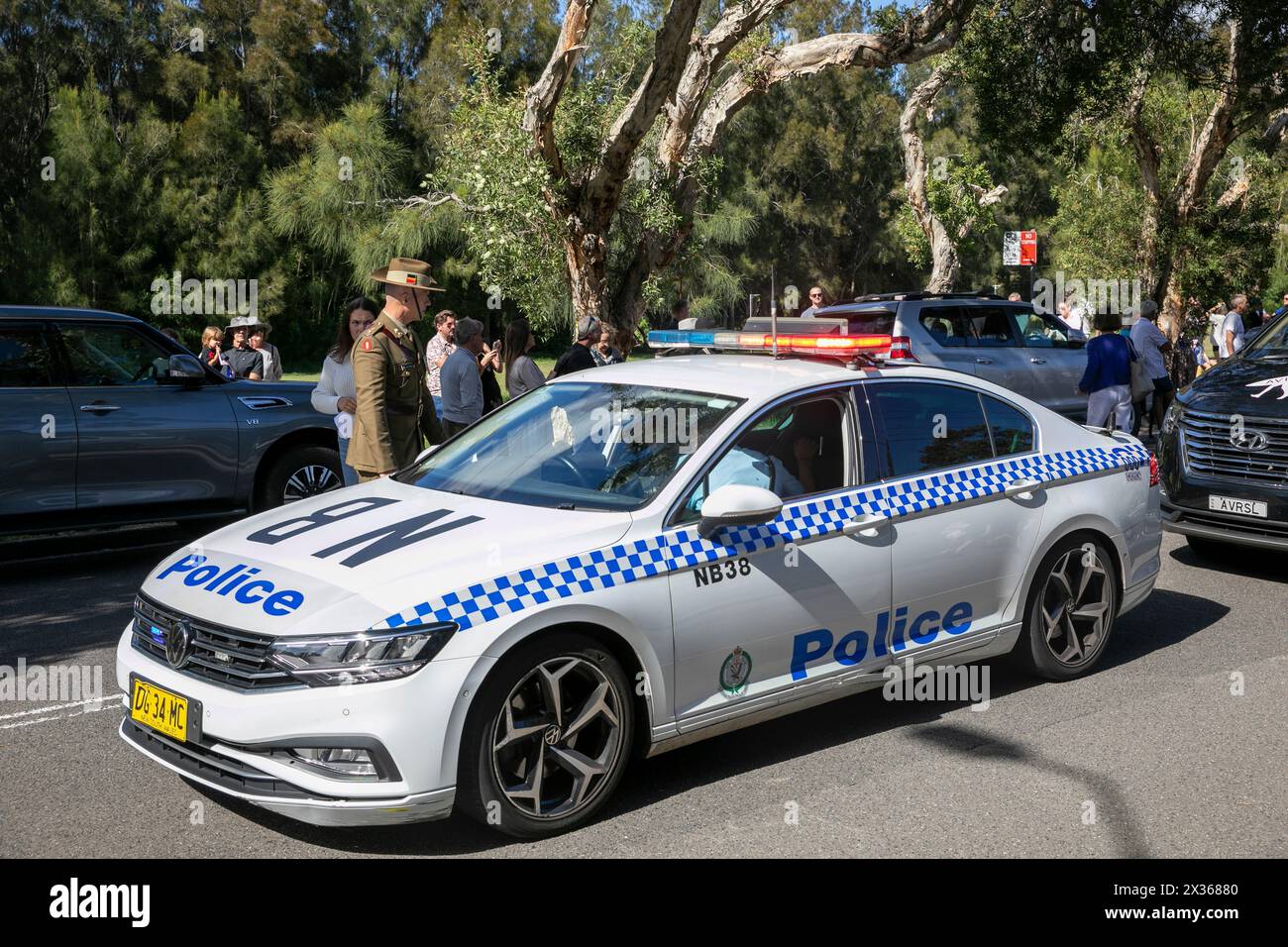 Sydney, Australie, jeudi 25 avril 2024. Dans la petite banlieue de Sydney d'Avalon Beach, des milliers de personnes se sont rendues pour assister à la marche ANZAC Day et au service qui a suivi à Dunbar Park, organisé par la filiale d'Avalon Beach RSL. ANZAC Day en Australie est une journée nationale de commémoration qui célèbre les Australiens, les Néo-Zélandais et leurs alliés qui ont donné leur vie au combat. De peur que nous oubliions. Nous nous en souviendrons. Créditez Martin Berry@Alamy Live news Banque D'Images