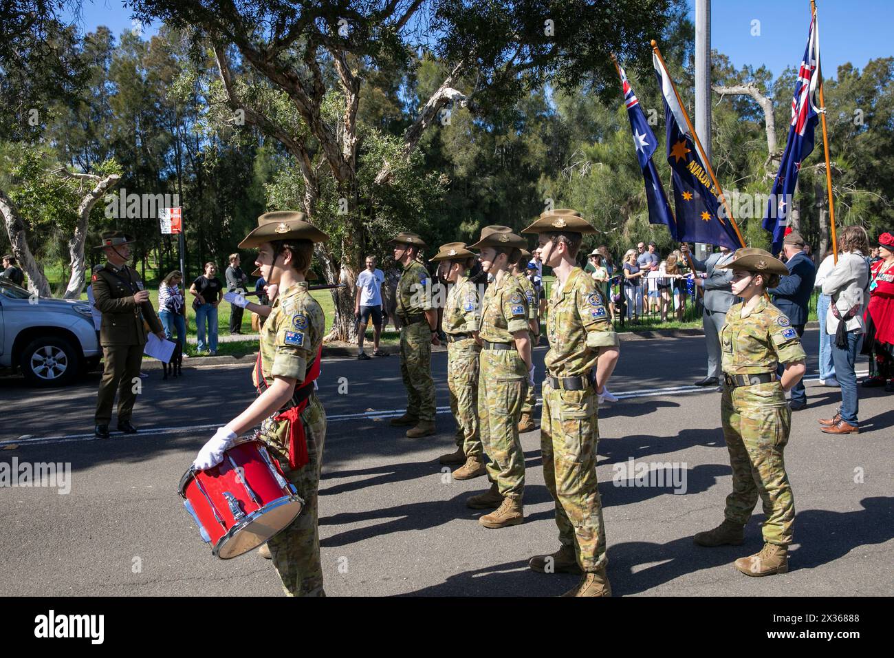 Sydney, Australie, jeudi 25 avril 2024. Dans la petite banlieue de Sydney d'Avalon Beach, des milliers de personnes se sont rendues pour assister à la marche ANZAC Day et au service qui a suivi à Dunbar Park, organisé par la filiale d'Avalon Beach RSL. ANZAC Day en Australie est une journée nationale de commémoration qui célèbre les Australiens, les Néo-Zélandais et leurs alliés qui ont donné leur vie au combat. De peur que nous oubliions. Nous nous en souviendrons. Créditez Martin Berry@Alamy Live news Banque D'Images