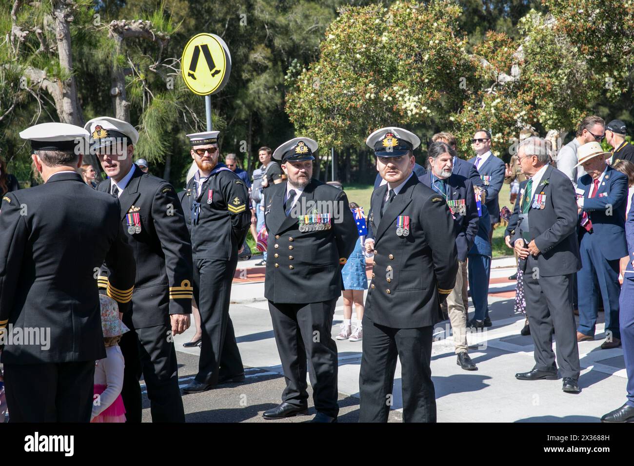 Sydney, Australie, jeudi 25 avril 2024. Dans la petite banlieue de Sydney d'Avalon Beach, des milliers de personnes se sont rendues pour assister à la marche ANZAC Day et au service qui a suivi à Dunbar Park, organisé par la filiale d'Avalon Beach RSL. ANZAC Day en Australie est une journée nationale de commémoration qui célèbre les Australiens, les Néo-Zélandais et leurs alliés qui ont donné leur vie au combat. De peur que nous oubliions. Nous nous en souviendrons. Créditez Martin Berry@Alamy Live news Banque D'Images