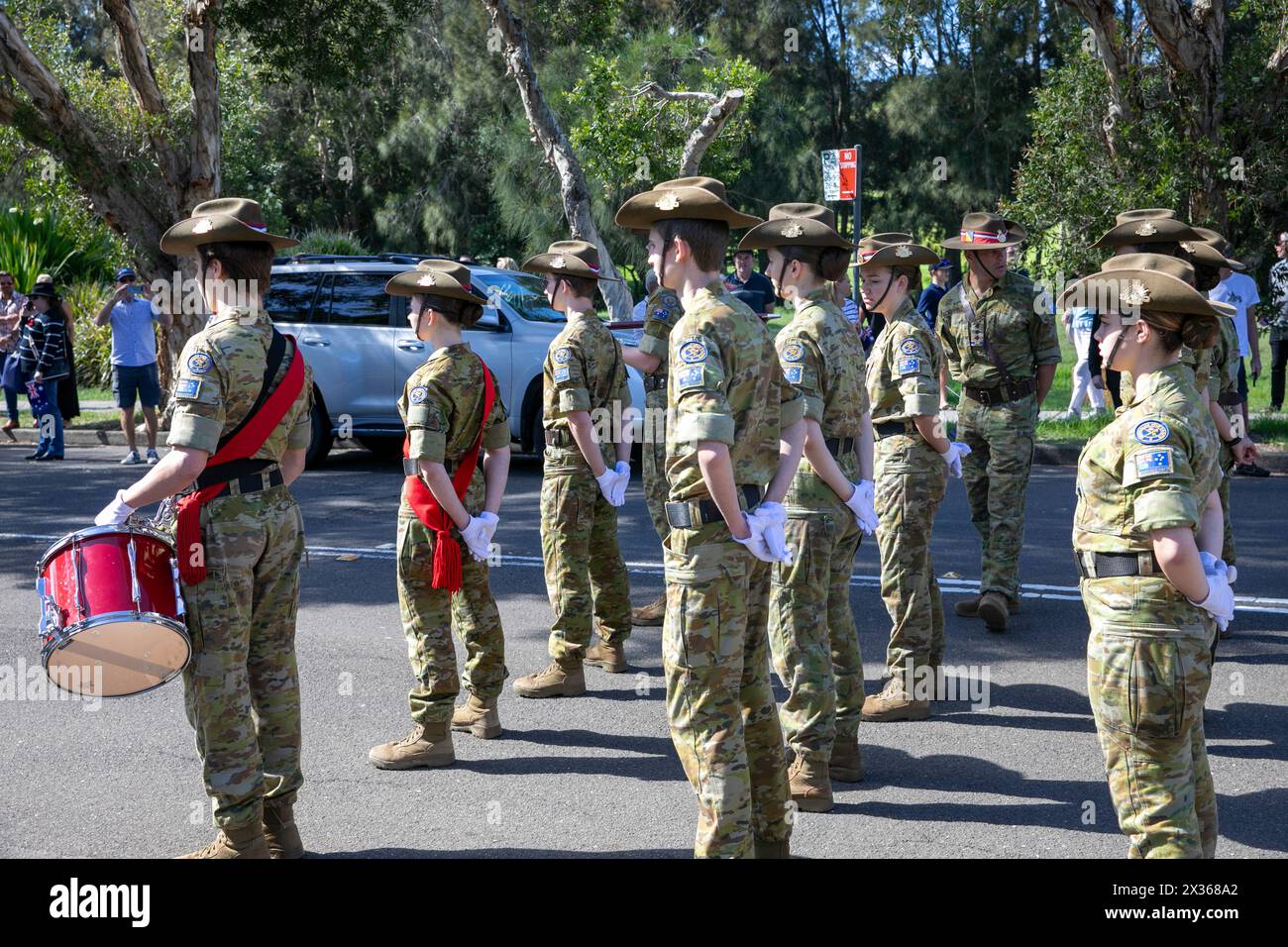 Sydney, Australie, jeudi 25 avril 2024. Dans la petite banlieue de Sydney d'Avalon Beach, des milliers de personnes se sont rendues pour assister à la marche ANZAC Day et au service qui a suivi à Dunbar Park, organisé par la filiale d'Avalon Beach RSL. ANZAC Day en Australie est une journée nationale de commémoration qui célèbre les Australiens, les Néo-Zélandais et leurs alliés qui ont donné leur vie au combat. De peur que nous oubliions. Nous nous en souviendrons. Créditez Martin Berry@Alamy Live news Banque D'Images