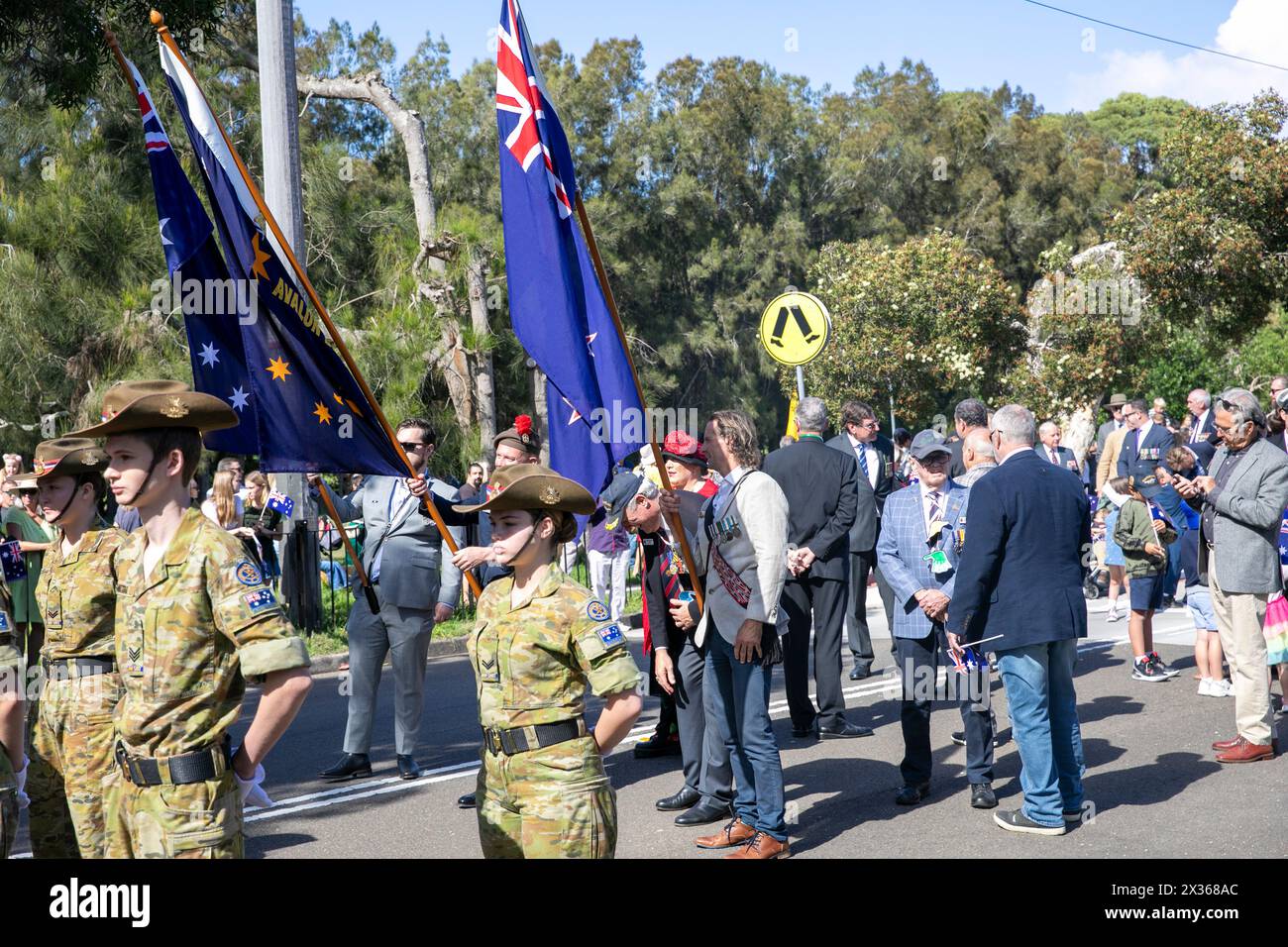 Sydney, Australie, jeudi 25 avril 2024. Dans la petite banlieue de Sydney d'Avalon Beach, des milliers de personnes se sont rendues pour assister à la marche ANZAC Day et au service qui a suivi à Dunbar Park, organisé par la filiale d'Avalon Beach RSL. ANZAC Day en Australie est une journée nationale de commémoration qui célèbre les Australiens, les Néo-Zélandais et leurs alliés qui ont donné leur vie au combat. De peur que nous oubliions. Nous nous en souviendrons. Créditez Martin Berry@Alamy Live news Banque D'Images