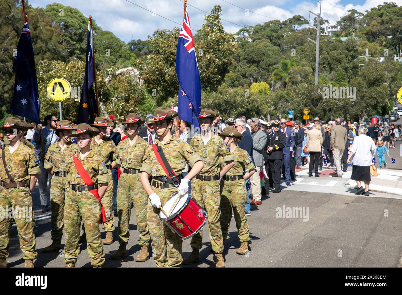 Sydney, Australie, jeudi 25 avril 2024. Dans la petite banlieue de Sydney d'Avalon Beach, des milliers de personnes se sont rendues pour assister à la marche ANZAC Day et au service qui a suivi à Dunbar Park, organisé par la filiale d'Avalon Beach RSL. ANZAC Day en Australie est une journée nationale de commémoration qui célèbre les Australiens, les Néo-Zélandais et leurs alliés qui ont donné leur vie au combat. De peur que nous oubliions. Nous nous en souviendrons. Créditez Martin Berry@Alamy Live news Banque D'Images