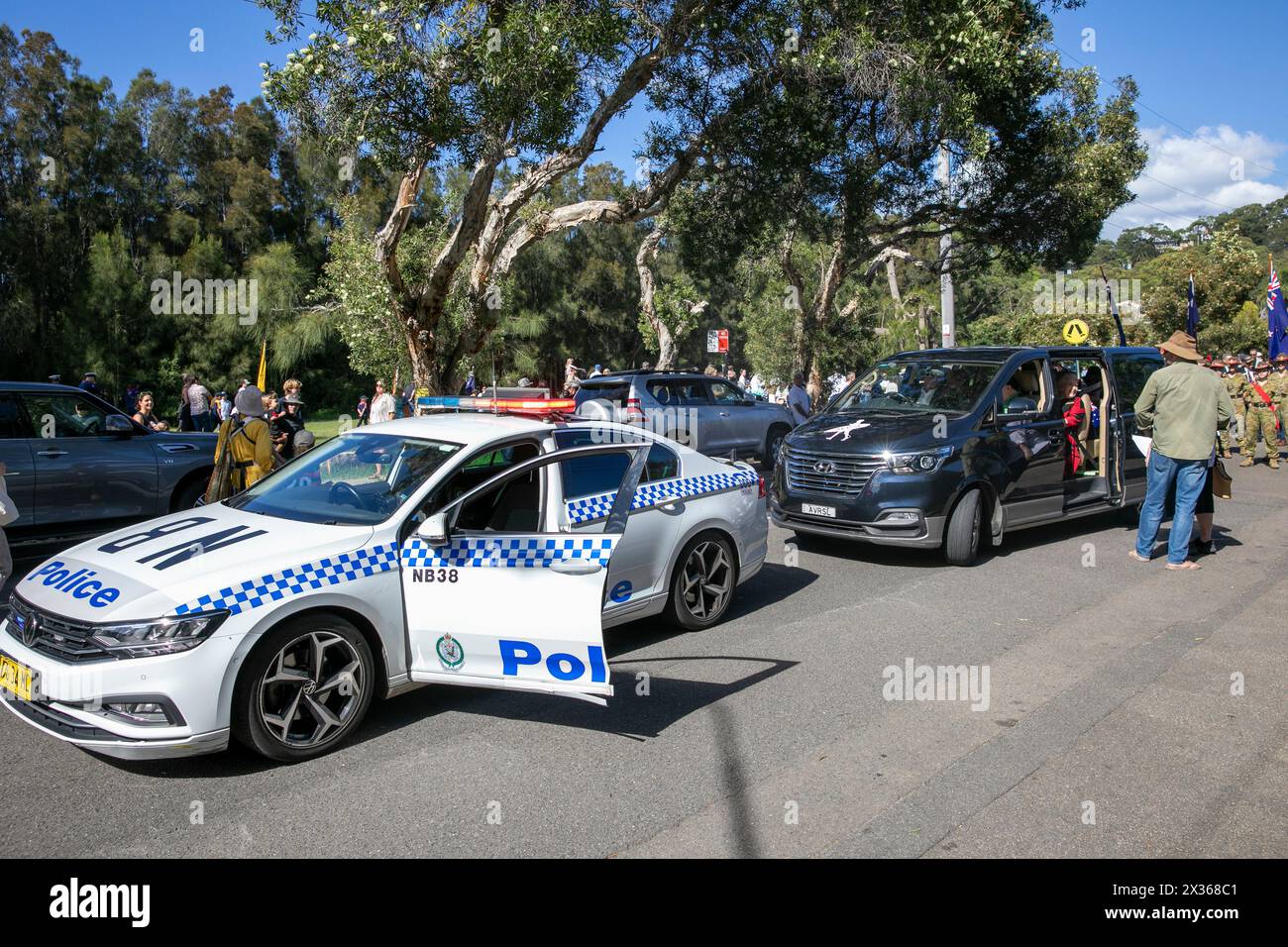 Sydney, Australie, jeudi 25 avril 2024. Dans la petite banlieue de Sydney d'Avalon Beach, des milliers de personnes se sont rendues pour assister à la marche ANZAC Day et au service qui a suivi à Dunbar Park, organisé par la filiale d'Avalon Beach RSL. ANZAC Day en Australie est une journée nationale de commémoration qui célèbre les Australiens, les Néo-Zélandais et leurs alliés qui ont donné leur vie au combat. De peur que nous oubliions. Nous nous en souviendrons. Créditez Martin Berry@Alamy Live news Banque D'Images
