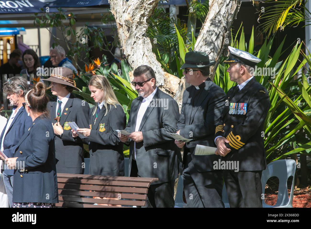 Sydney, Australie, jeudi 25 avril 2024. Dans la petite banlieue de Sydney d'Avalon Beach, des milliers de personnes se sont rendues pour assister à la marche ANZAC Day et au service qui a suivi à Dunbar Park, organisé par la filiale d'Avalon Beach RSL. ANZAC Day en Australie est une journée nationale de commémoration qui célèbre les Australiens, les Néo-Zélandais et leurs alliés qui ont donné leur vie au combat. De peur que nous oubliions. Nous nous en souviendrons. Créditez Martin Berry@Alamy Live news Banque D'Images