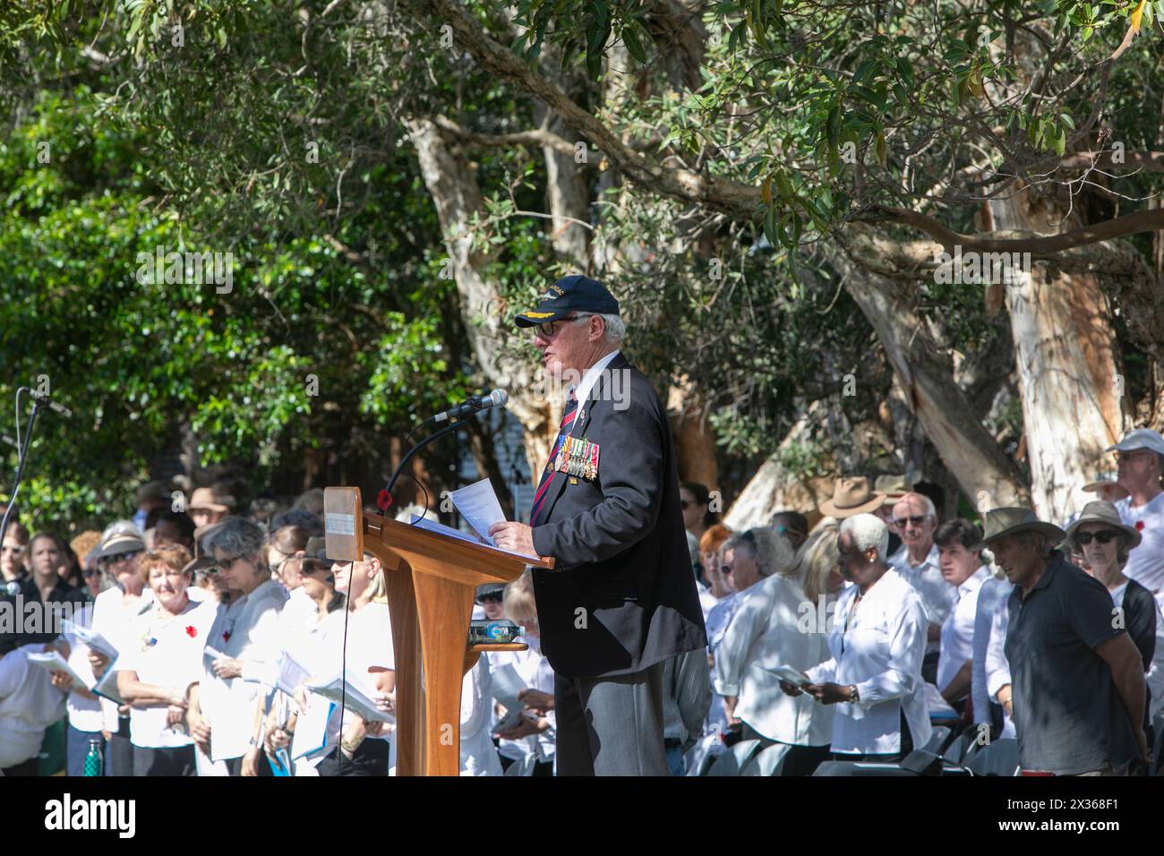 Sydney, Australie, jeudi 25 avril 2024. Dans la petite banlieue de Sydney d'Avalon Beach, des milliers de personnes se sont rendues pour assister à la marche ANZAC Day et au service qui a suivi à Dunbar Park, organisé par la filiale d'Avalon Beach RSL. ANZAC Day en Australie est une journée nationale de commémoration qui célèbre les Australiens, les Néo-Zélandais et leurs alliés qui ont donné leur vie au combat. De peur que nous oubliions. Nous nous en souviendrons. Créditez Martin Berry@Alamy Live news Banque D'Images