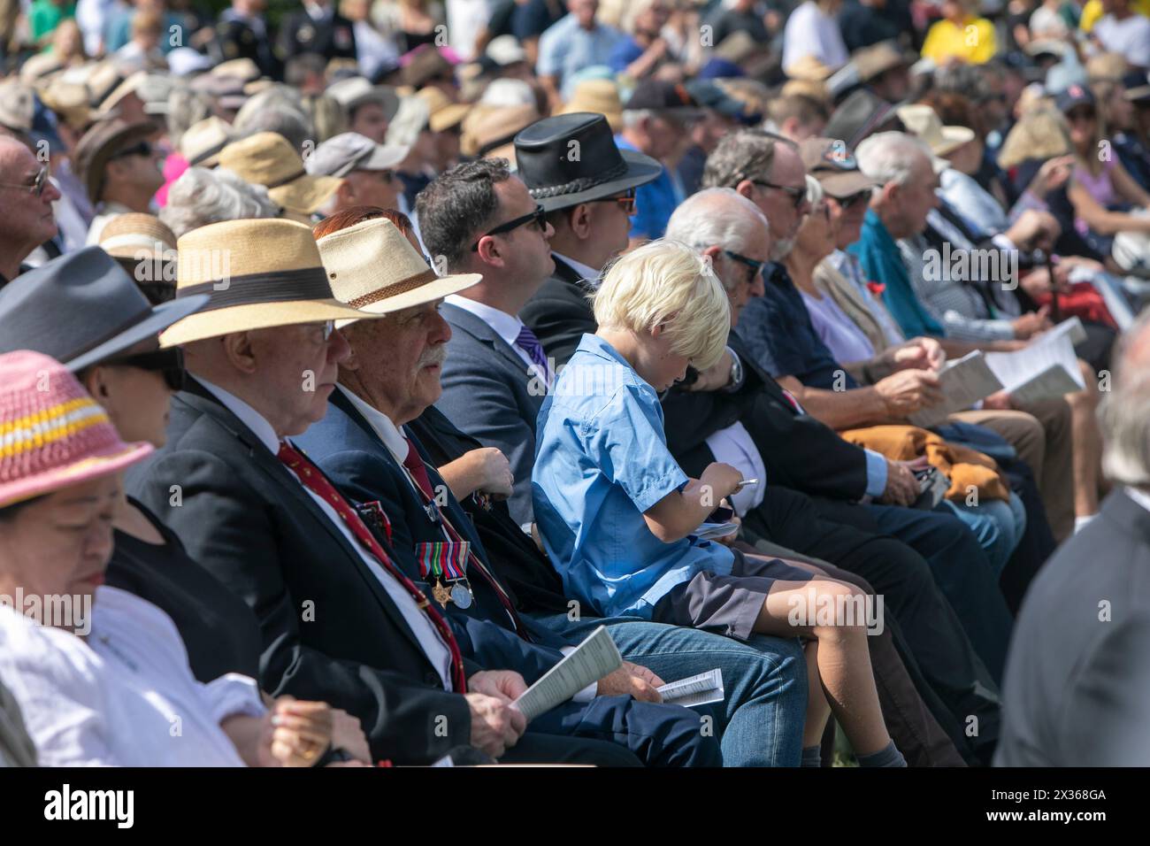 Sydney, Australie, jeudi 25 avril 2024. Dans la petite banlieue de Sydney d'Avalon Beach, des milliers de personnes se sont rendues pour assister à la marche ANZAC Day et au service qui a suivi à Dunbar Park, organisé par la filiale d'Avalon Beach RSL. ANZAC Day en Australie est une journée nationale de commémoration qui célèbre les Australiens, les Néo-Zélandais et leurs alliés qui ont donné leur vie au combat. De peur que nous oubliions. Nous nous en souviendrons. Créditez Martin Berry@Alamy Live news Banque D'Images