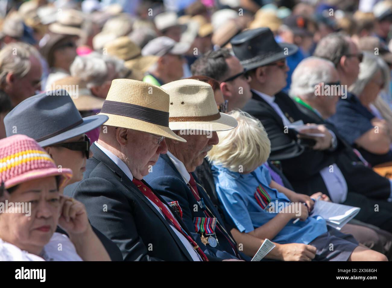 Sydney, Australie, jeudi 25 avril 2024. Dans la petite banlieue de Sydney d'Avalon Beach, des milliers de personnes se sont rendues pour assister à la marche ANZAC Day et au service qui a suivi à Dunbar Park, organisé par la filiale d'Avalon Beach RSL. ANZAC Day en Australie est une journée nationale de commémoration qui célèbre les Australiens, les Néo-Zélandais et leurs alliés qui ont donné leur vie au combat. De peur que nous oubliions. Nous nous en souviendrons. Créditez Martin Berry@Alamy Live news Banque D'Images