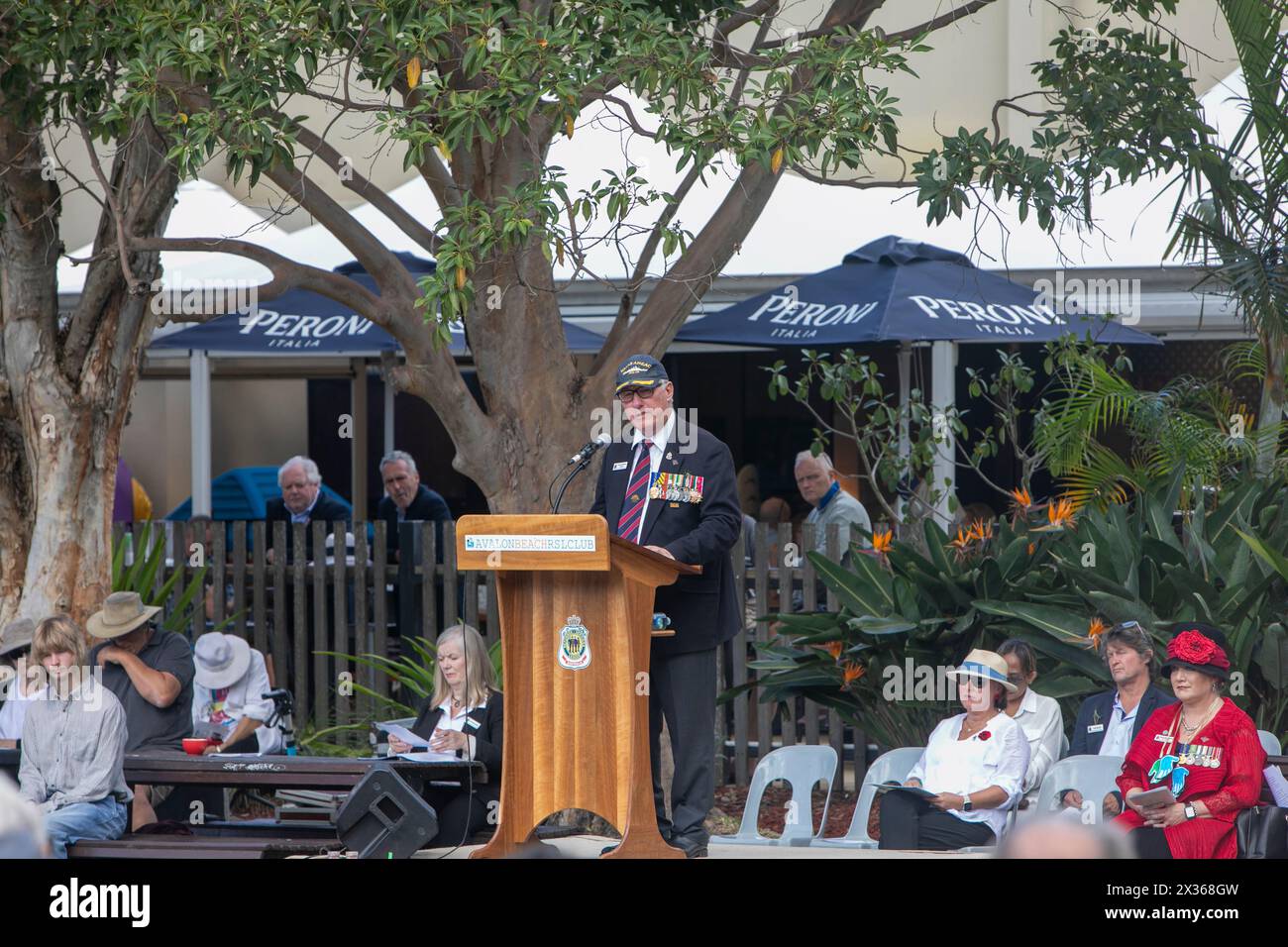 Sydney, Australie, jeudi 25 avril 2024. Dans la petite banlieue de Sydney d'Avalon Beach, des milliers de personnes se sont rendues pour assister à la marche ANZAC Day et au service qui a suivi à Dunbar Park, organisé par la filiale d'Avalon Beach RSL. ANZAC Day en Australie est une journée nationale de commémoration qui célèbre les Australiens, les Néo-Zélandais et leurs alliés qui ont donné leur vie au combat. De peur que nous oubliions. Nous nous en souviendrons. Créditez Martin Berry@Alamy Live news Banque D'Images