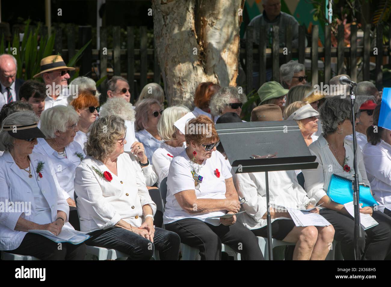 Sydney, Australie, jeudi 25 avril 2024. Dans la petite banlieue de Sydney d'Avalon Beach, des milliers de personnes se sont rendues pour assister à la marche ANZAC Day et au service qui a suivi à Dunbar Park, organisé par la filiale d'Avalon Beach RSL. ANZAC Day en Australie est une journée nationale de commémoration qui célèbre les Australiens, les Néo-Zélandais et leurs alliés qui ont donné leur vie au combat. De peur que nous oubliions. Nous nous en souviendrons. Créditez Martin Berry@Alamy Live news Banque D'Images