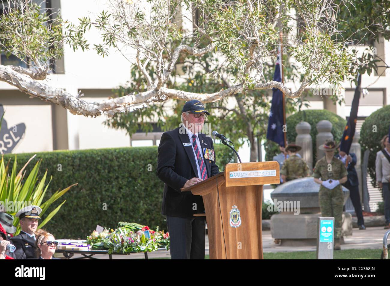 Sydney, Australie, jeudi 25 avril 2024. Dans la petite banlieue de Sydney d'Avalon Beach, des milliers de personnes se sont rendues pour assister à la marche ANZAC Day et au service qui a suivi à Dunbar Park, organisé par la filiale d'Avalon Beach RSL. ANZAC Day en Australie est une journée nationale de commémoration qui célèbre les Australiens, les Néo-Zélandais et leurs alliés qui ont donné leur vie au combat. Le commodore Richard Temple Menhninick, président de la RSL d'Avalon Beach, prend la parole pendant le service. De peur que nous oubliions. Nous nous en souviendrons. Créditez Martin Berry@Alamy Live news Banque D'Images