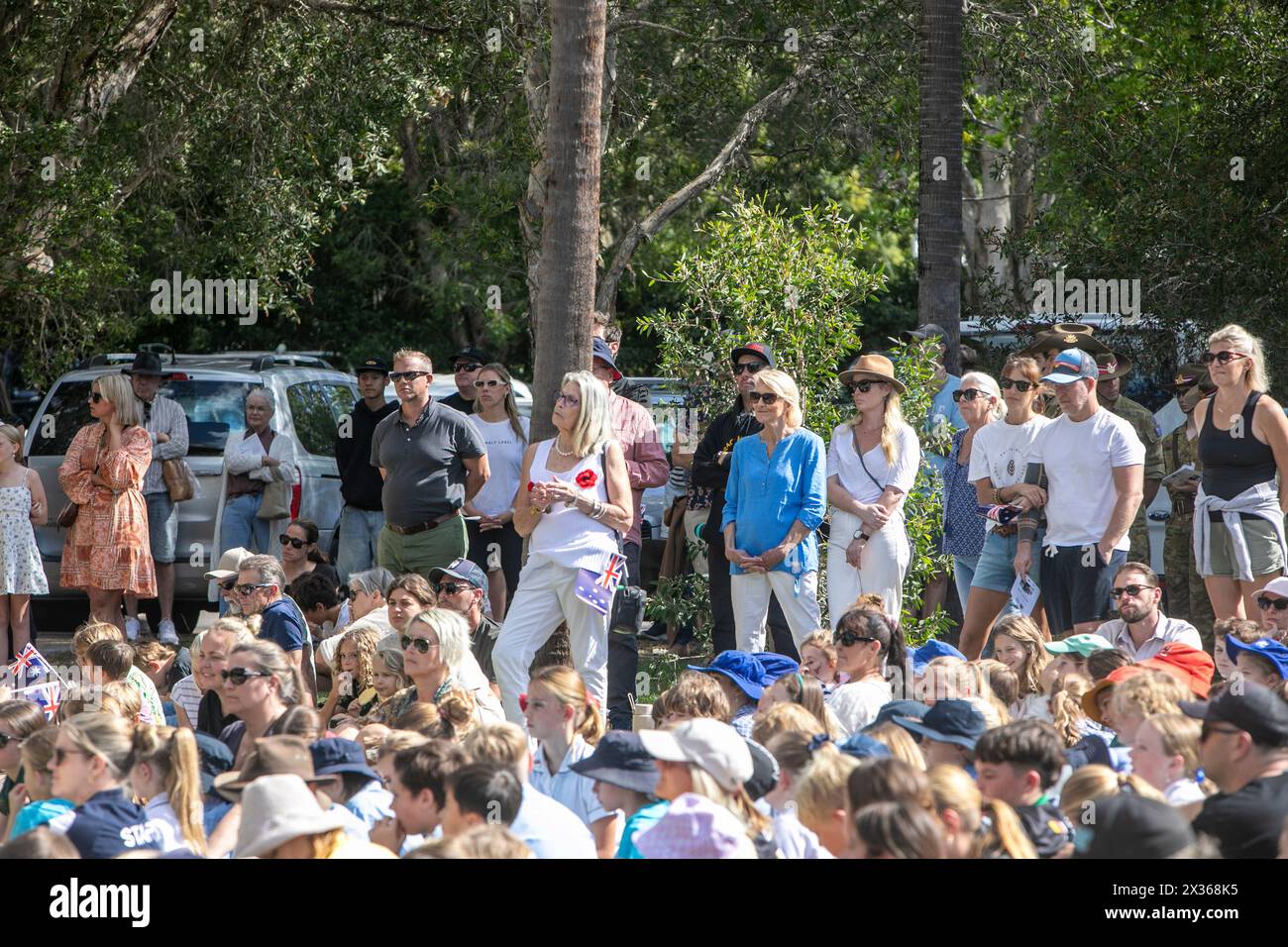 Sydney, Australie, jeudi 25 avril 2024. Dans la petite banlieue de Sydney d'Avalon Beach, des milliers de personnes se sont rendues pour assister à la marche ANZAC Day et au service qui a suivi à Dunbar Park, organisé par la filiale d'Avalon Beach RSL. ANZAC Day en Australie est une journée nationale de commémoration qui célèbre les Australiens, les Néo-Zélandais et leurs alliés qui ont donné leur vie au combat. De peur que nous oubliions. Nous nous en souviendrons. Créditez Martin Berry@Alamy Live news Banque D'Images