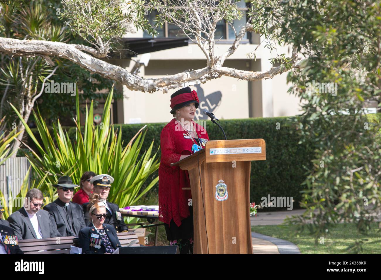 Sydney, Australie, jeudi 25 avril 2024. Dans la petite banlieue de Sydney d'Avalon Beach, des milliers de personnes se sont rendues pour assister à la marche ANZAC Day et au service qui a suivi à Dunbar Park, organisé par la filiale d'Avalon Beach RSL. ANZAC Day en Australie est une journée nationale de commémoration qui célèbre les Australiens, les Néo-Zélandais et leurs alliés qui ont donné leur vie au combat. Tamara Sloper Harding, vice-présidente d'Avalon Beach RSL, intervient au service. De peur que nous oubliions. Nous nous en souviendrons. Créditez Martin Berry@Alamy Live news Banque D'Images
