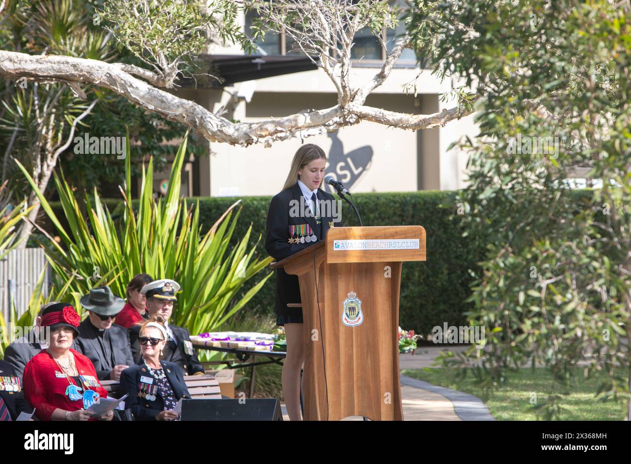 Sydney, Australie, jeudi 25 avril 2024. Dans la petite banlieue de Sydney d'Avalon Beach, des milliers de personnes se sont rendues pour assister à la marche ANZAC Day et au service qui a suivi à Dunbar Park, organisé par la filiale d'Avalon Beach RSL. ANZAC Day en Australie est une journée nationale de commémoration qui célèbre les Australiens, les Néo-Zélandais et leurs alliés qui ont donné leur vie au combat. De peur que nous oubliions. Nous nous en souviendrons. Créditez Martin Berry@Alamy Live news Banque D'Images