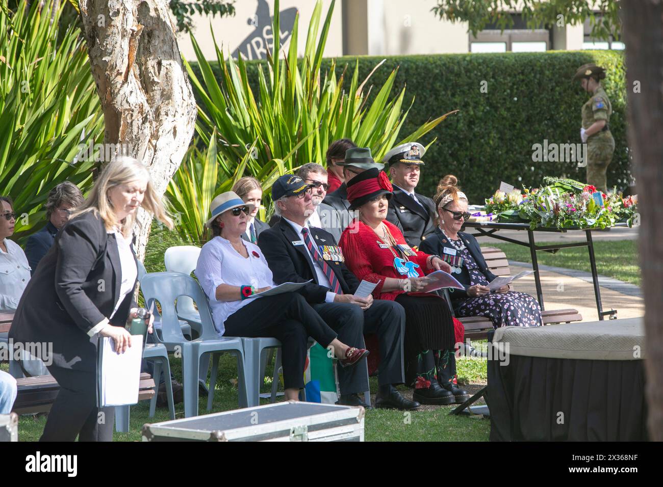 Sydney, Australie, jeudi 25 avril 2024. Dans la petite banlieue de Sydney d'Avalon Beach, des milliers de personnes se sont rendues pour assister à la marche ANZAC Day et au service qui a suivi à Dunbar Park, organisé par la filiale d'Avalon Beach RSL. ANZAC Day en Australie est une journée nationale de commémoration qui célèbre les Australiens, les Néo-Zélandais et leurs alliés qui ont donné leur vie au combat. De peur que nous oubliions. Nous nous en souviendrons. Créditez Martin Berry@Alamy Live news Banque D'Images