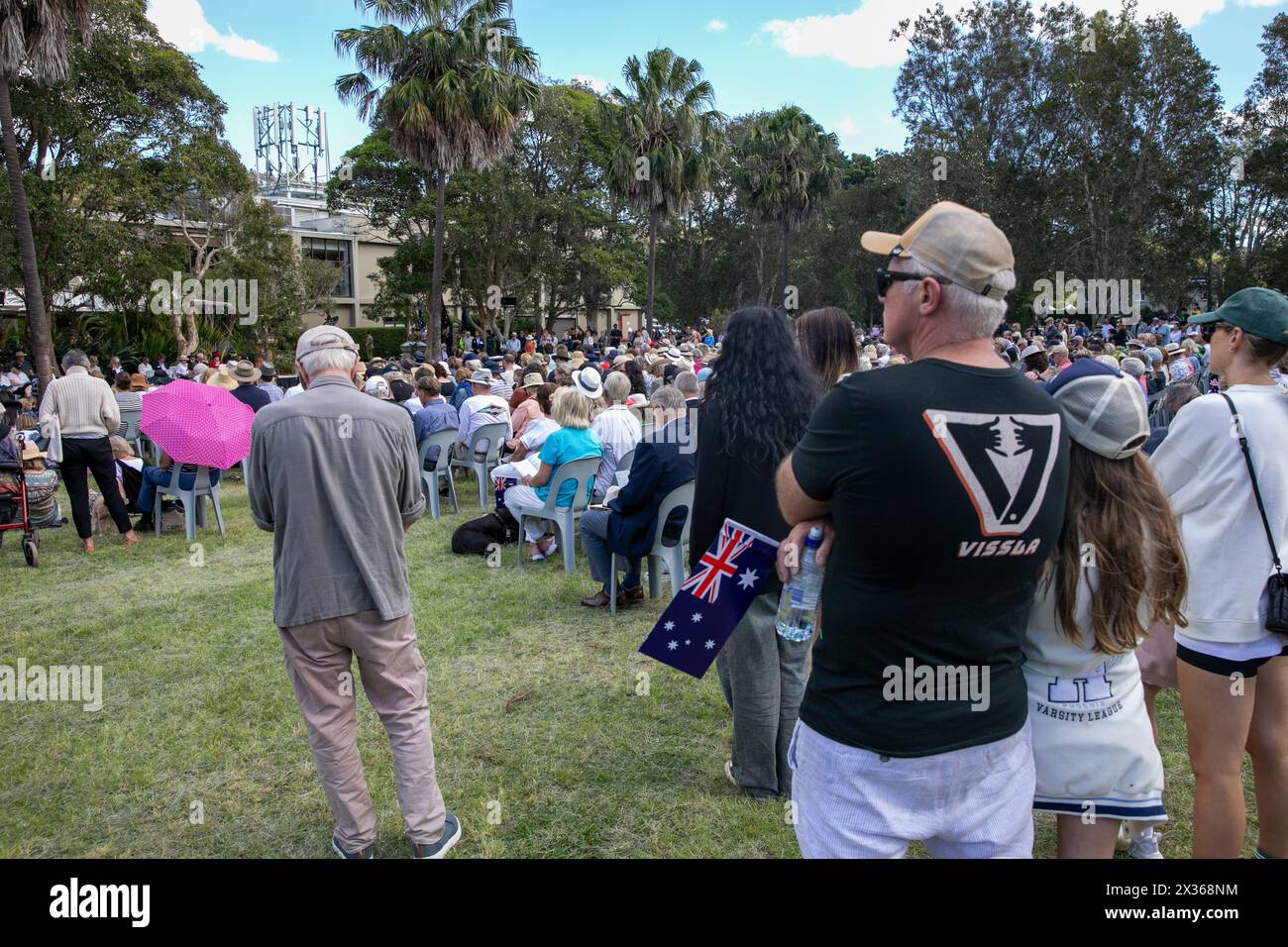 Sydney, Australie, jeudi 25 avril 2024. Dans la petite banlieue de Sydney d'Avalon Beach, des milliers de personnes se sont rendues pour assister à la marche ANZAC Day et au service qui a suivi à Dunbar Park, organisé par la filiale d'Avalon Beach RSL. ANZAC Day en Australie est une journée nationale de commémoration qui célèbre les Australiens, les Néo-Zélandais et leurs alliés qui ont donné leur vie au combat. De peur que nous oubliions. Nous nous en souviendrons. Créditez Martin Berry@Alamy Live news Banque D'Images