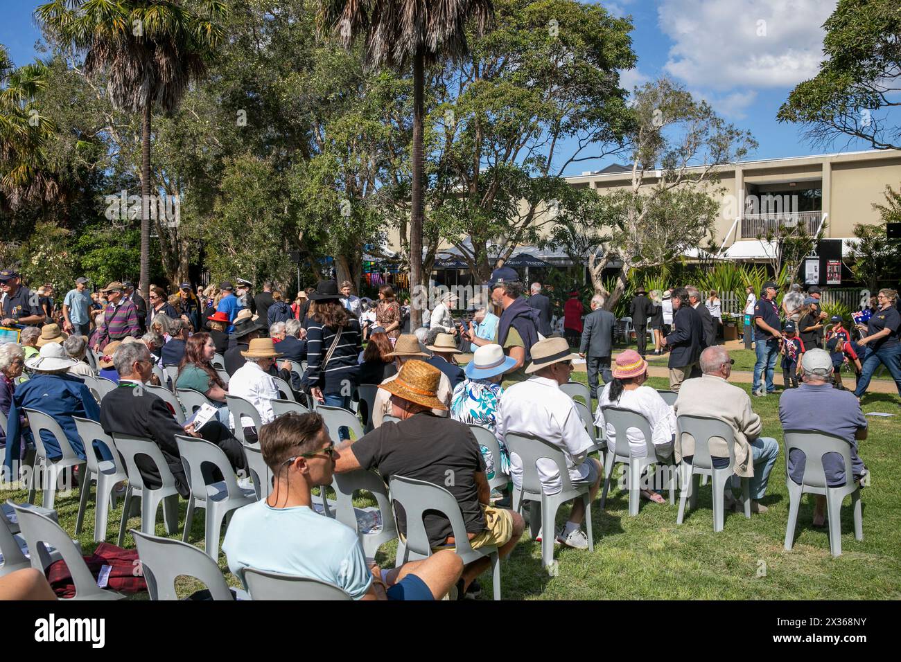 Sydney, Australie, jeudi 25 avril 2024. Dans la petite banlieue de Sydney d'Avalon Beach, des milliers de personnes se sont rendues pour assister à la marche ANZAC Day et au service qui a suivi à Dunbar Park, organisé par la filiale d'Avalon Beach RSL. ANZAC Day en Australie est une journée nationale de commémoration qui célèbre les Australiens, les Néo-Zélandais et leurs alliés qui ont donné leur vie au combat. De peur que nous oubliions. Nous nous en souviendrons. Créditez Martin Berry@Alamy Live news Banque D'Images