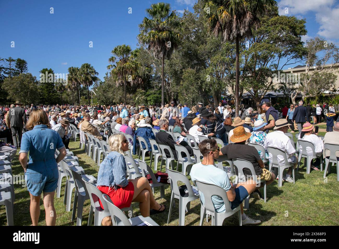 Sydney, Australie, jeudi 25 avril 2024. Dans la petite banlieue de Sydney d'Avalon Beach, des milliers de personnes se sont rendues pour assister à la marche ANZAC Day et au service qui a suivi à Dunbar Park, organisé par la filiale d'Avalon Beach RSL. ANZAC Day en Australie est une journée nationale de commémoration qui célèbre les Australiens, les Néo-Zélandais et leurs alliés qui ont donné leur vie au combat. De peur que nous oubliions. Nous nous en souviendrons. Créditez Martin Berry@Alamy Live news Banque D'Images