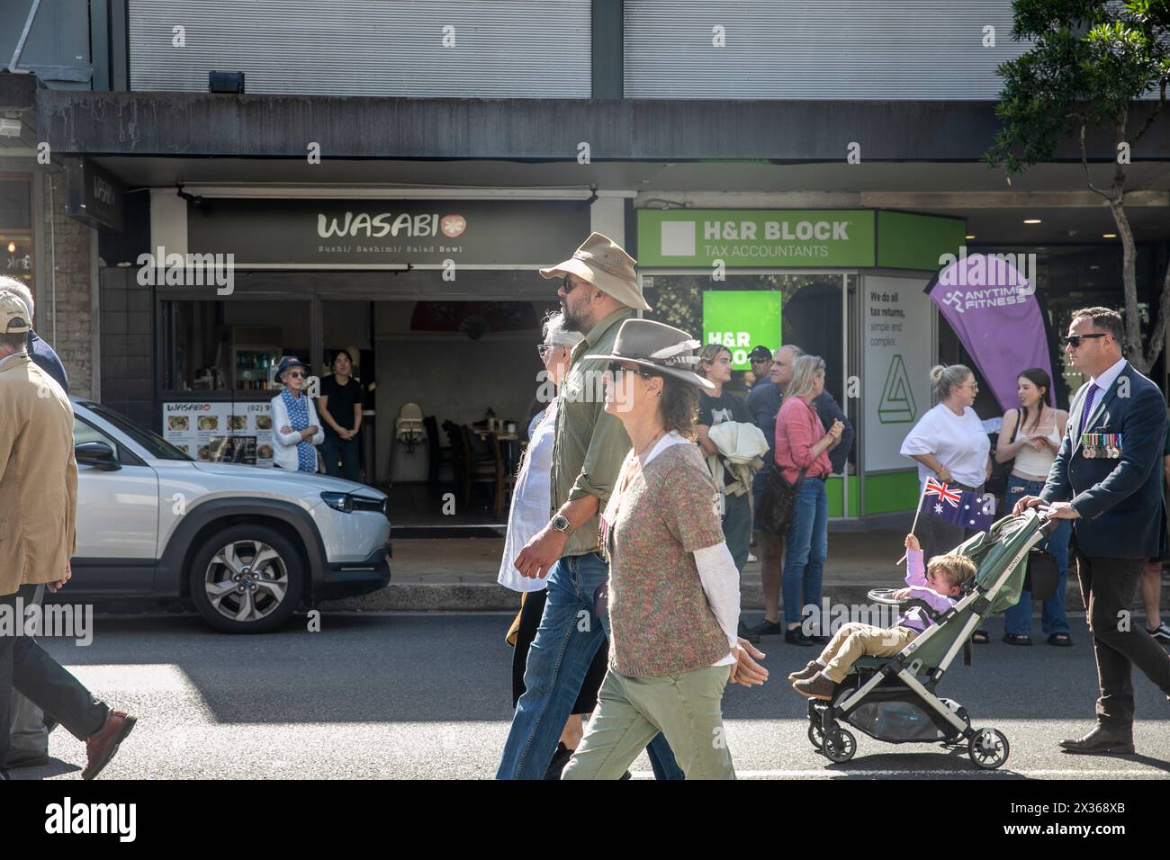 Sydney, Australie, jeudi 25 avril 2024. Dans la petite banlieue de Sydney d'Avalon Beach, des milliers de personnes se sont rendues pour assister à la marche ANZAC Day et au service qui a suivi à Dunbar Park, organisé par la filiale d'Avalon Beach RSL. ANZAC Day en Australie est une journée nationale de commémoration qui célèbre les Australiens, les Néo-Zélandais et leurs alliés qui ont donné leur vie au combat. De peur que nous oubliions. Nous nous en souviendrons. Créditez Martin Berry@Alamy Live news Banque D'Images
