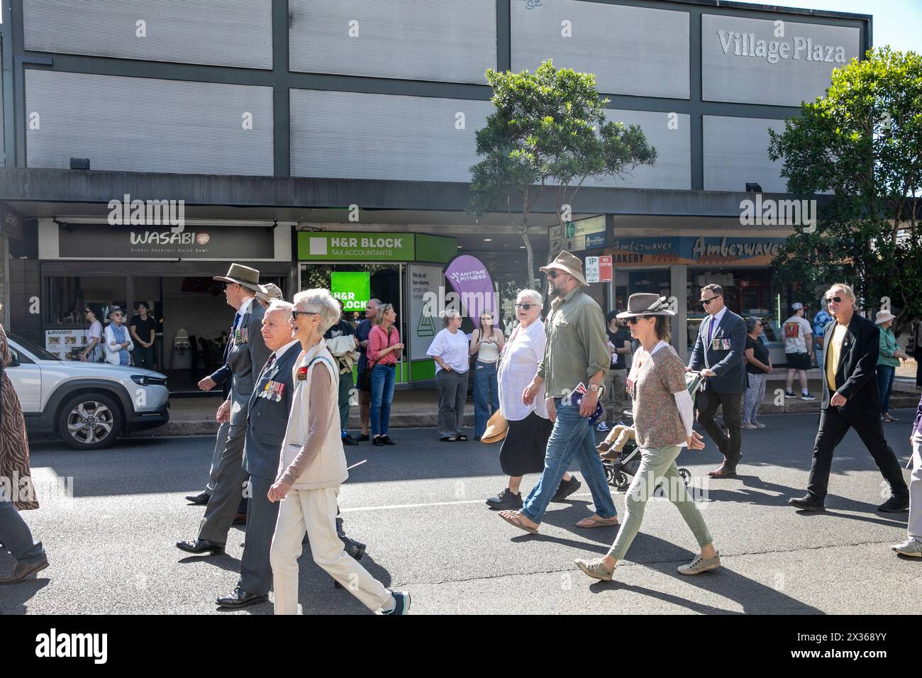 Sydney, Australie, jeudi 25 avril 2024. Dans la petite banlieue de Sydney d'Avalon Beach, des milliers de personnes se sont rendues pour assister à la marche ANZAC Day et au service qui a suivi à Dunbar Park, organisé par la filiale d'Avalon Beach RSL. ANZAC Day en Australie est une journée nationale de commémoration qui célèbre les Australiens, les Néo-Zélandais et leurs alliés qui ont donné leur vie au combat. De peur que nous oubliions. Nous nous en souviendrons. Créditez Martin Berry@Alamy Live news Banque D'Images