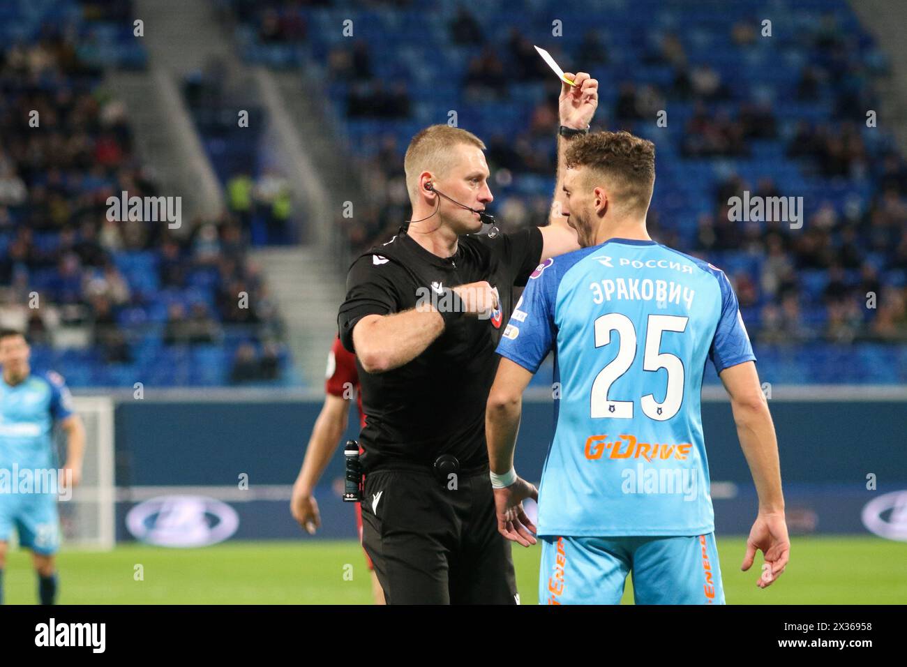 Saint-Pétersbourg, Russie. 24 avril 2024. Artyom Chistyakov, arbitre en chef et juge montre un carton jaune à Strahinja Erakovic (25 ans) de Zenit lors du match de football de la première Ligue russe entre Zenit Saint-Pétersbourg et Rubin Kazan à Gazprom Arena. Score final ; Zenit 0:2 Rubin. (Photo de Maksim Konstantinov/SOPA images/SIPA USA) crédit : SIPA USA/Alamy Live News Banque D'Images