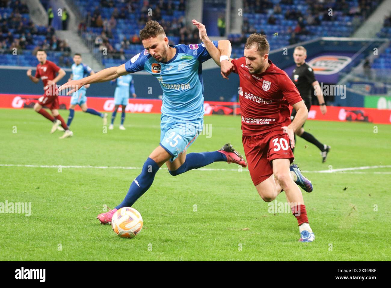 Saint-Pétersbourg, Russie. 24 avril 2024. Strahinja Erakovic (25 ans) de Zenit et Valentin Vada (30 ans) de Rubin vus en action lors du match de premier League russe entre Zenit Saint-Pétersbourg et Rubin Kazan à Gazprom Arena. Score final ; Zenit 0:2 Rubin. Crédit : SOPA images Limited/Alamy Live News Banque D'Images