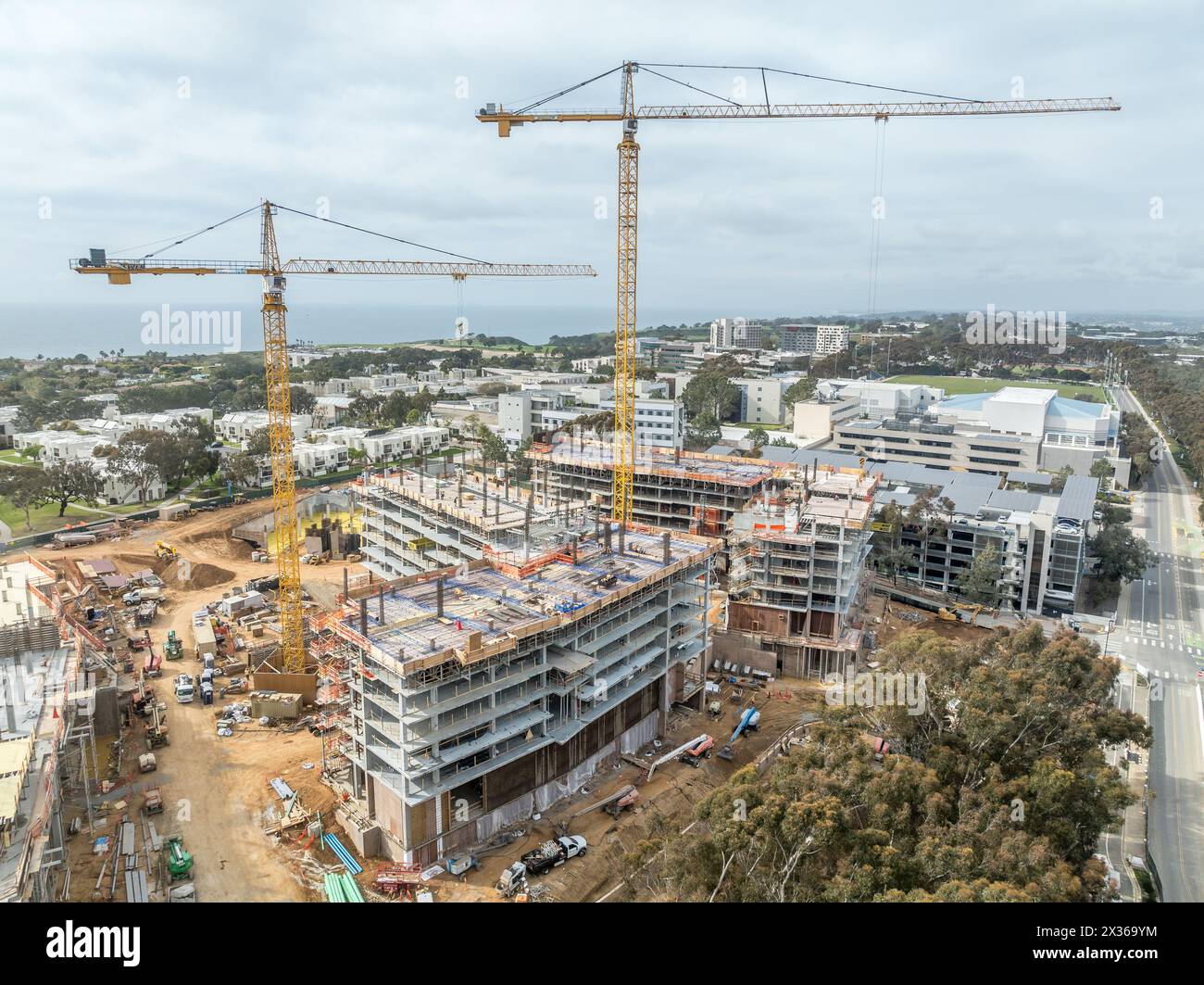 Vue aérienne du nouveau site de construction du complexe dortoir avec grues jaunes à l'Université de Californie à San Diego Banque D'Images